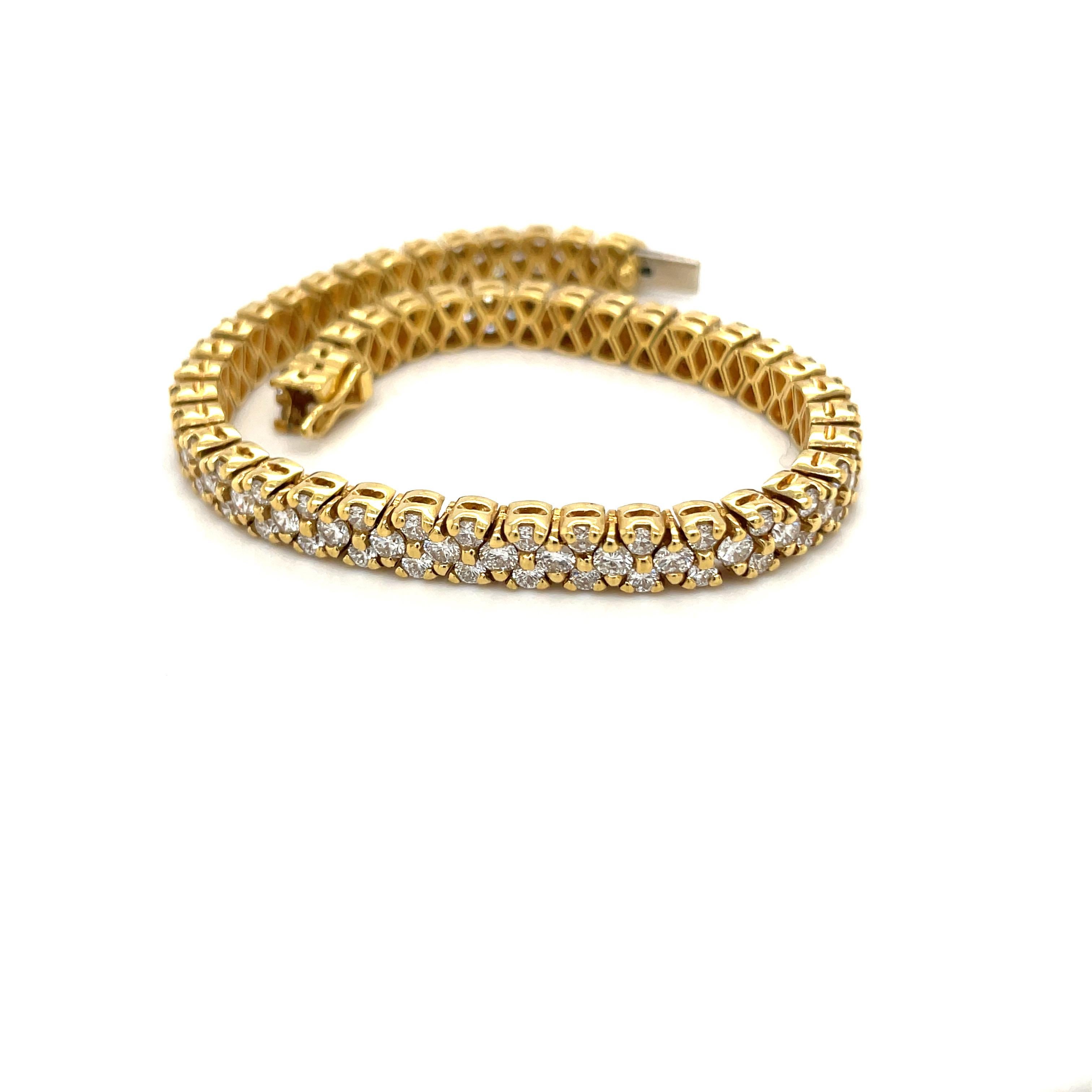 Round Cut Flexible 18 Karat Yellow Gold and Diamond Tennis Bracelet For Sale
