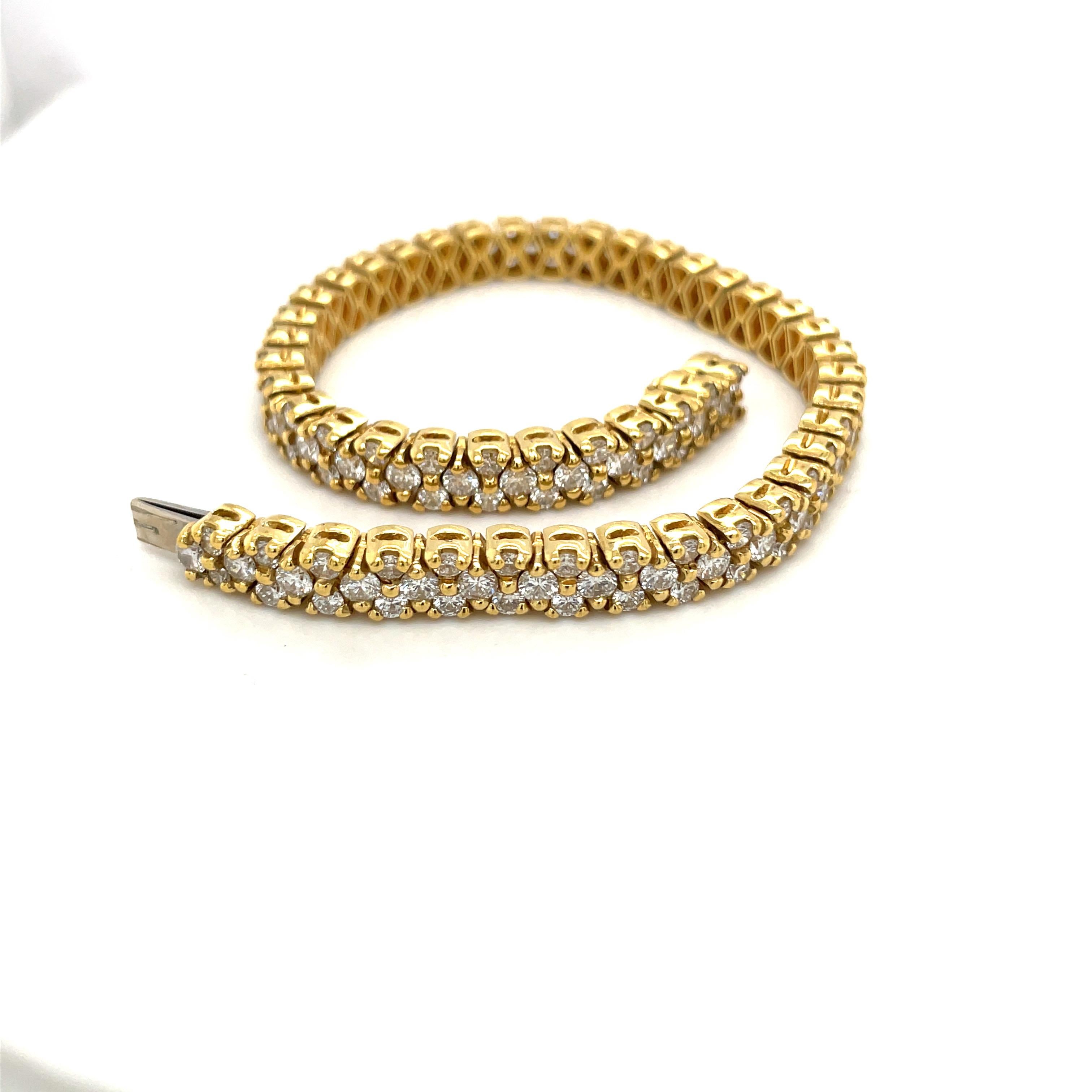 Flexible 18 Karat Yellow Gold and Diamond Tennis Bracelet In New Condition For Sale In New York, NY