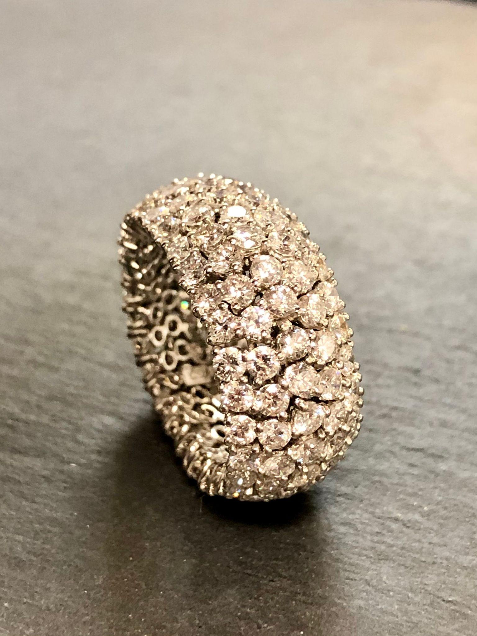 Contemporain Bracelet d'éternité flexible en 18K avec 7cttw de diamants en vente