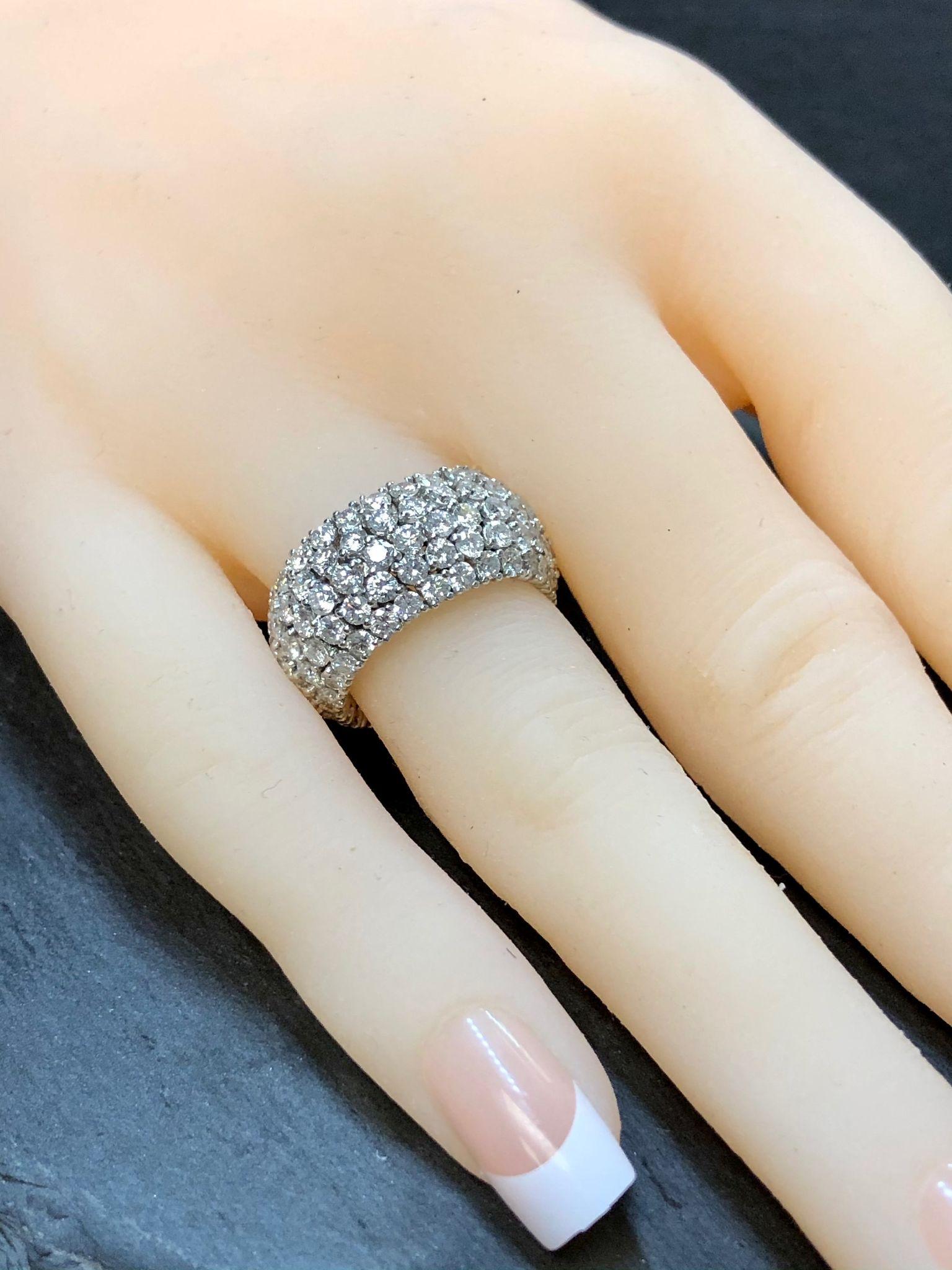 Taille ronde Bracelet d'éternité flexible en 18K avec 7cttw de diamants en vente