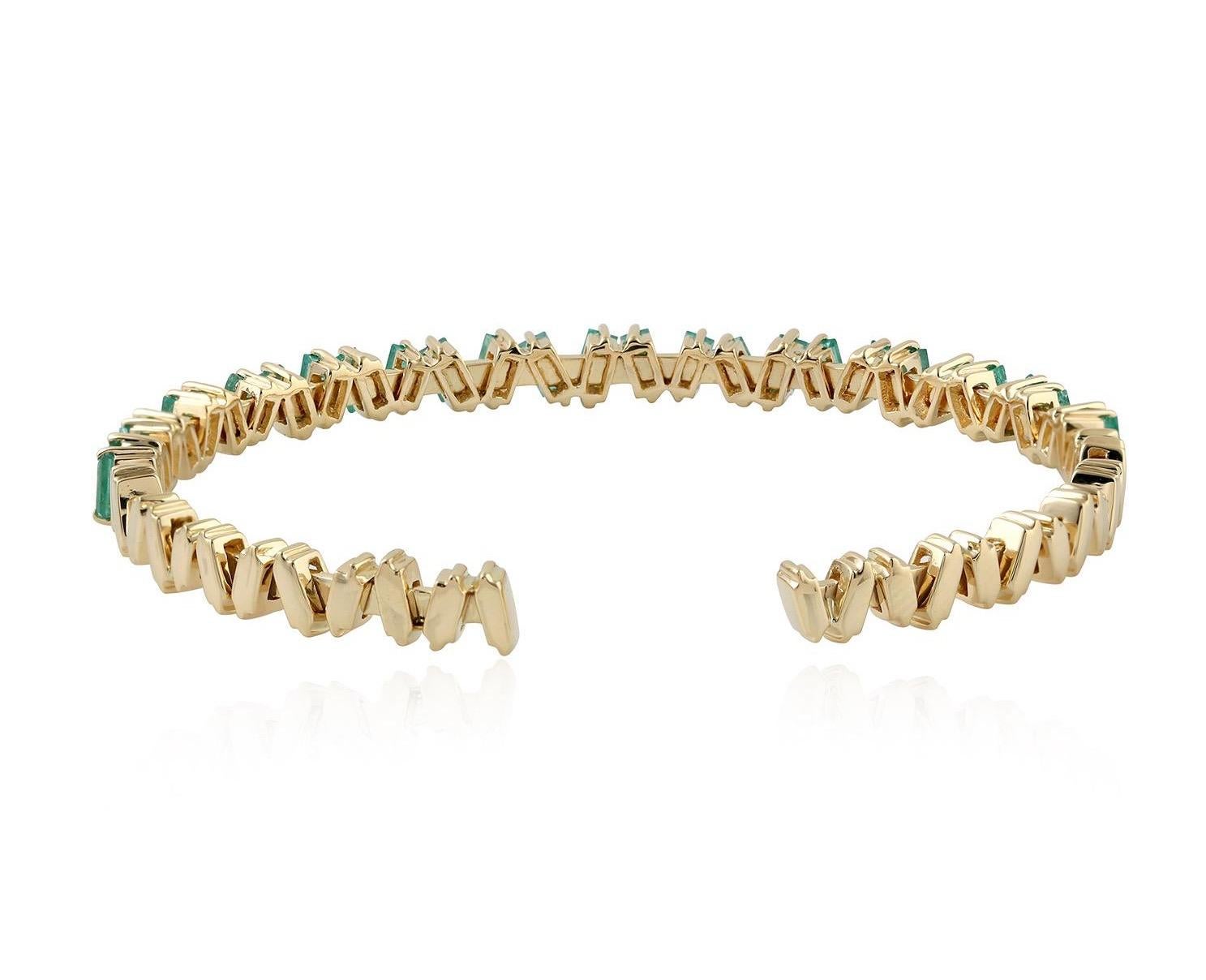 Modern Flexible Baguette Emerald 18 Karat Gold Bangle Bracelet For Sale
