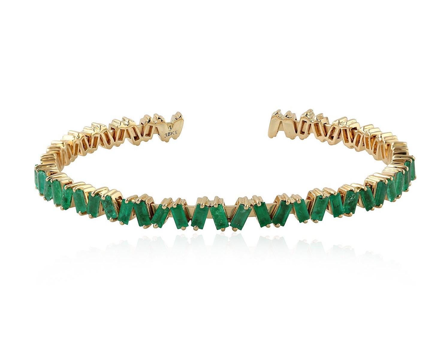 Baguette Cut Flexible Baguette Emerald 18 Karat Gold Bangle Bracelet For Sale