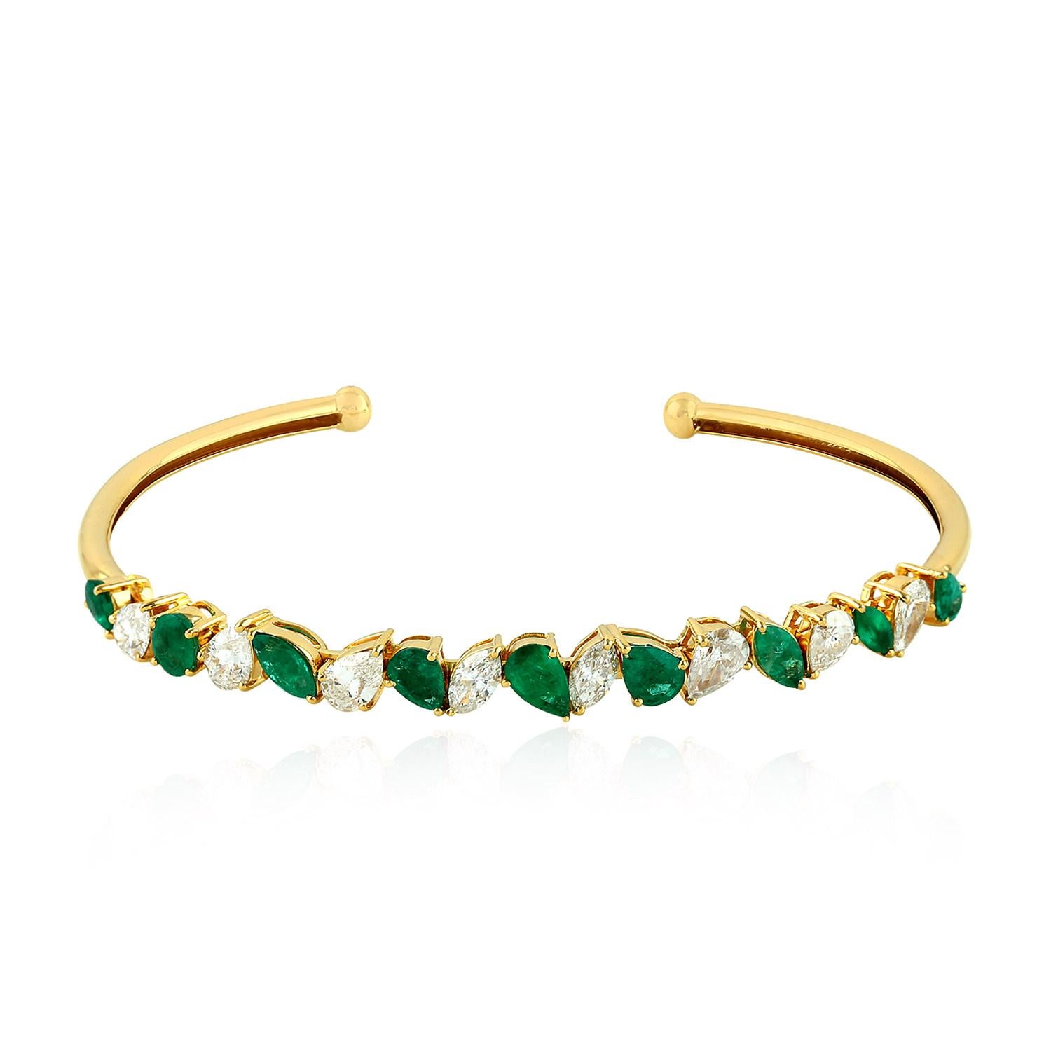 Modern Flexible Diamond Emerald 18 Karat Gold Bangle Bracelet For Sale