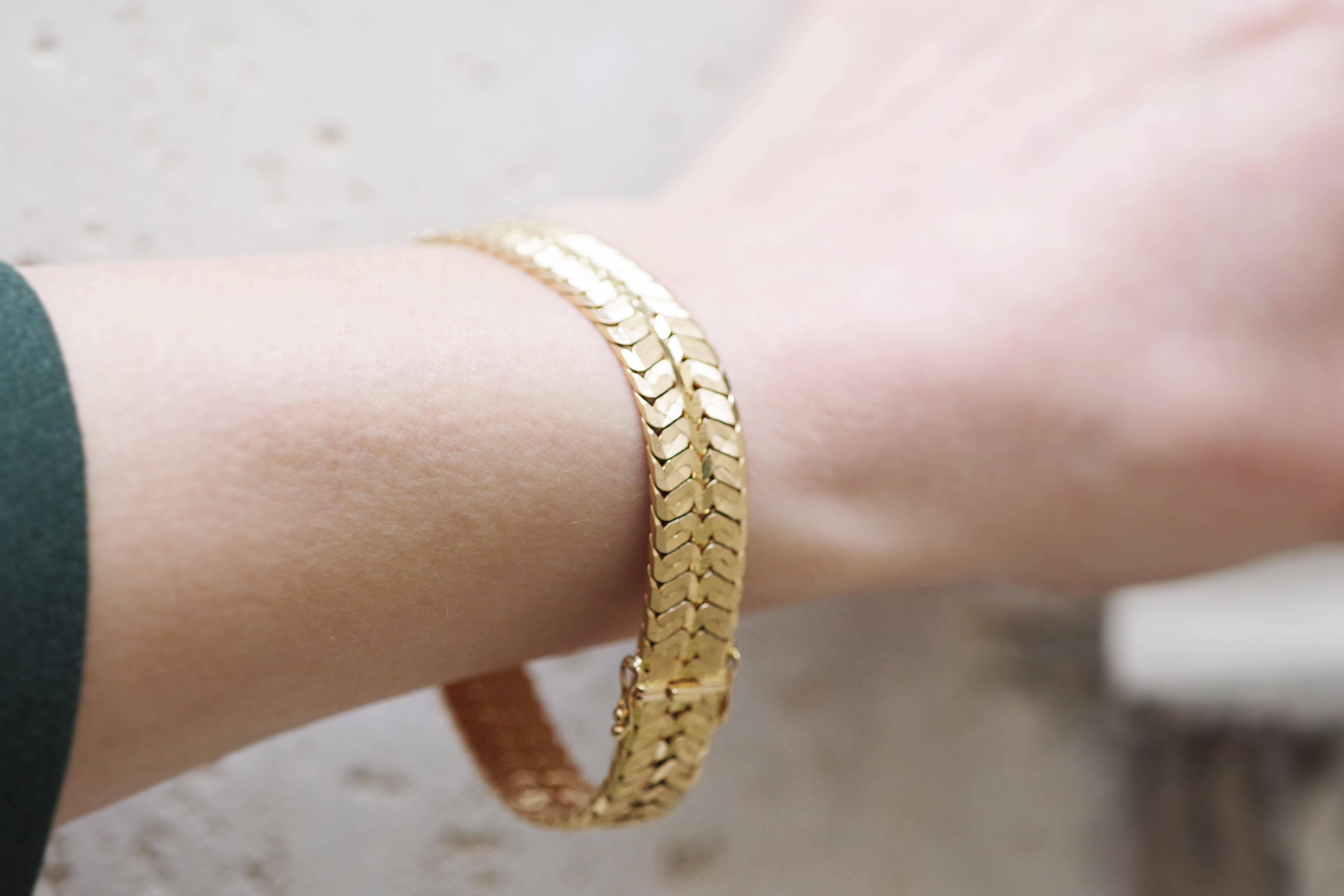 Flexible band bracelet in 18 karat gold, vintage band bracelet In Fair Condition For Sale In PARIS, FR