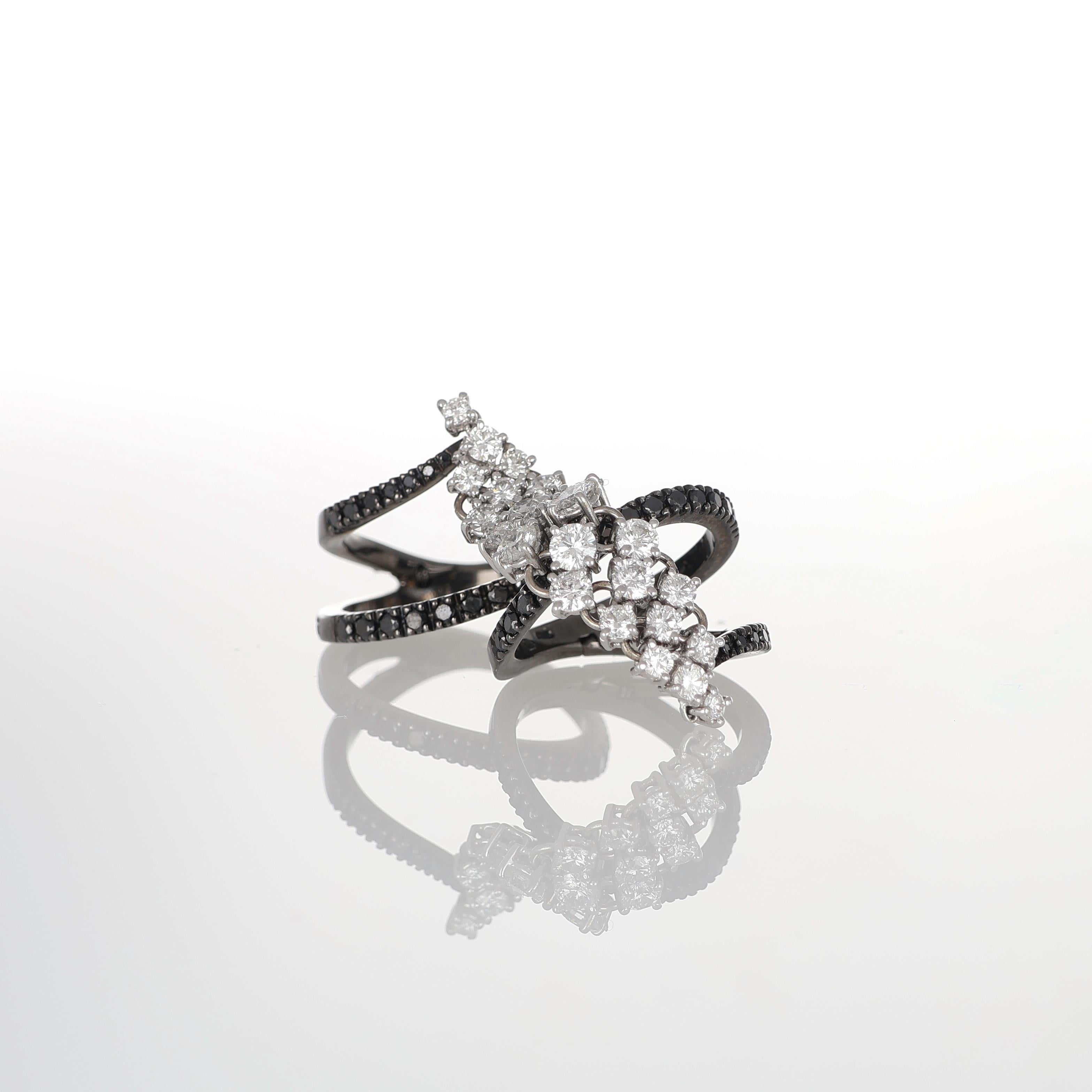 Une bague articulée audacieuse et contemporaine réalisée en or blanc 18 carats noirci. La structure fluide à plusieurs bandes est ornée d'un contraste saisissant de diamants noirs et blancs taille brillant, totalisant 2,56 carats. Conçue pour