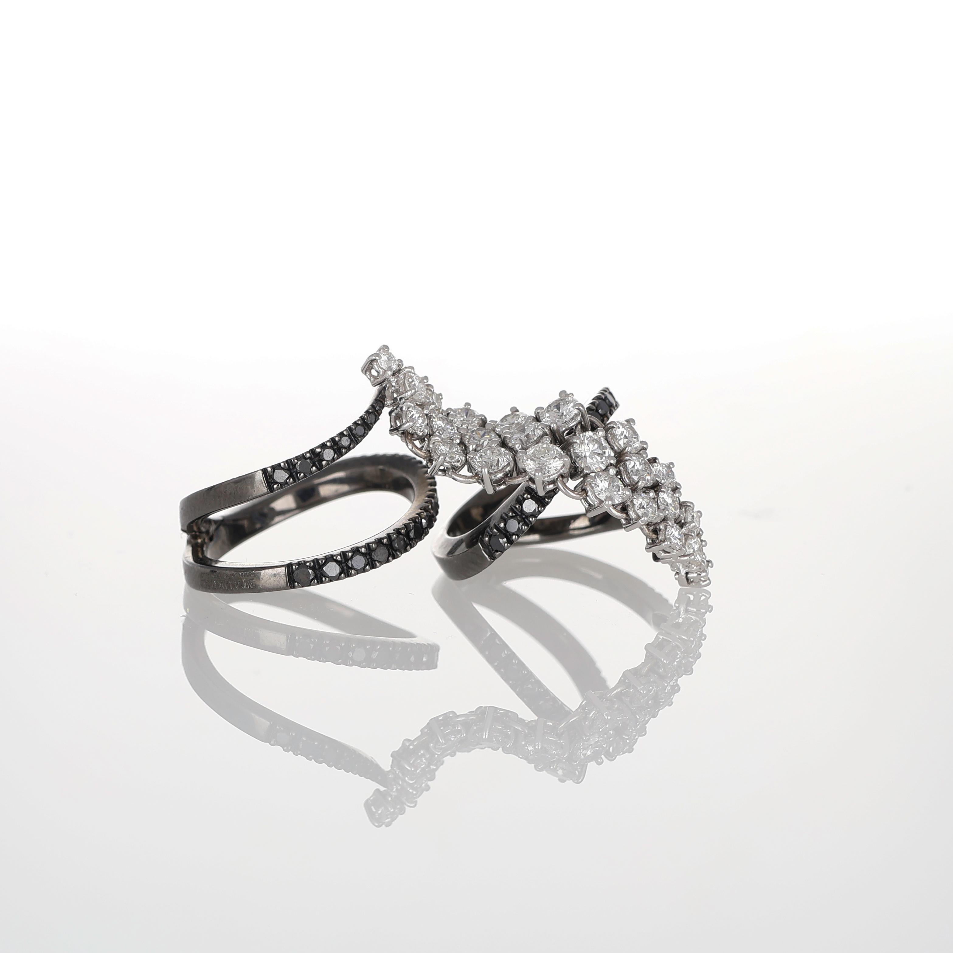 Taille brillant Bague flexible en or blanc whiting avec diamants noirs et blancs en vente