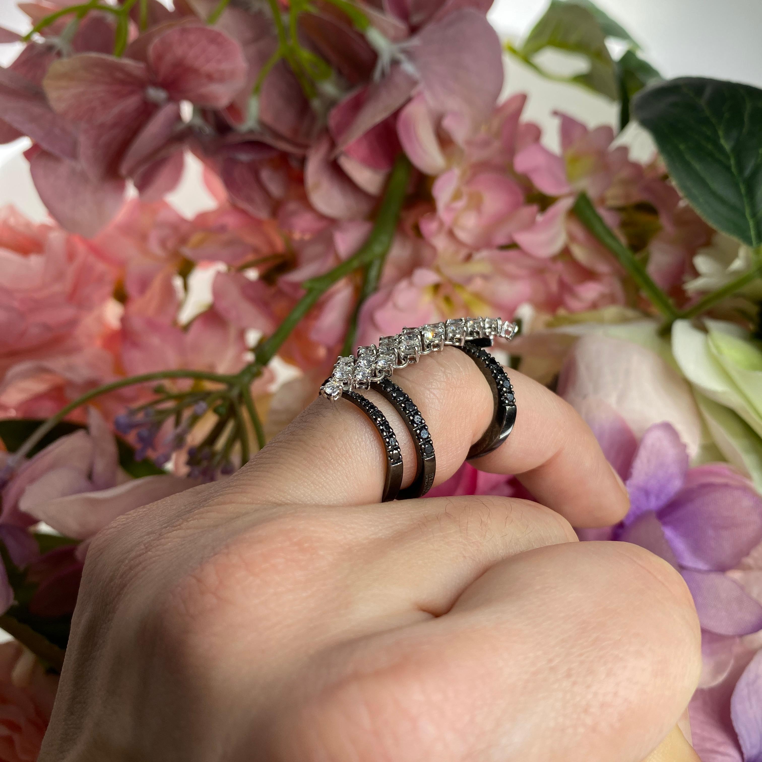 Bague flexible en or blanc whiting avec diamants noirs et blancs en vente 3
