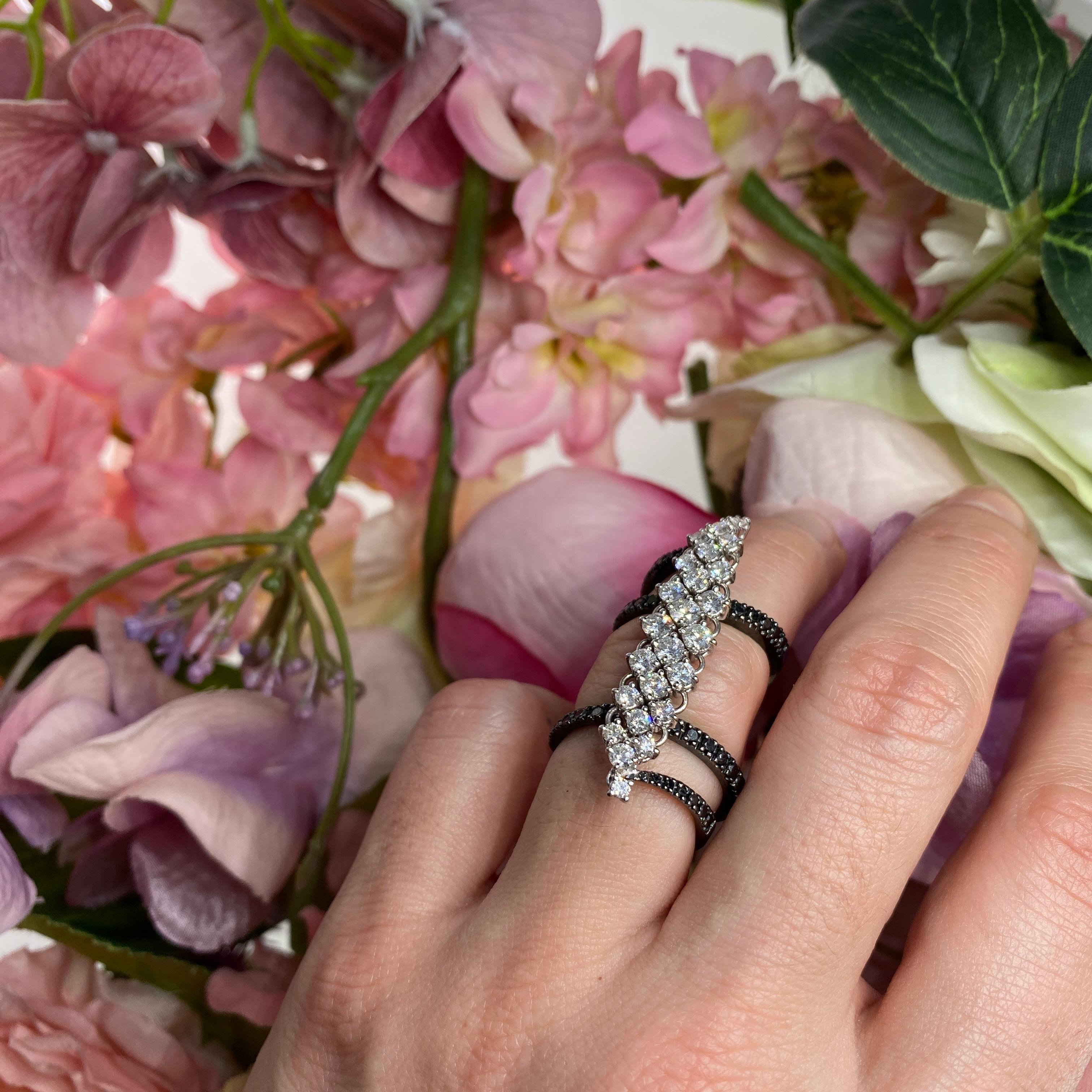 Bague flexible en or blanc whiting avec diamants noirs et blancs en vente 4