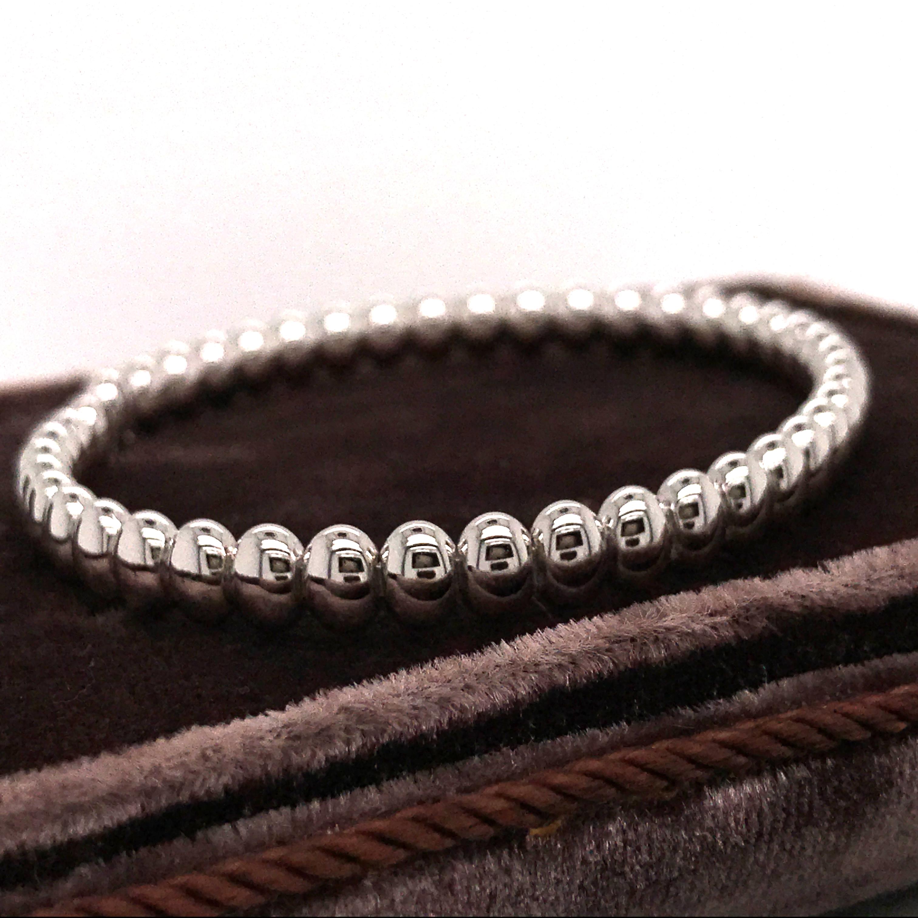 Contemporain Bracelet souple en forme de Grain de Riz Or blanc 18 carats en vente