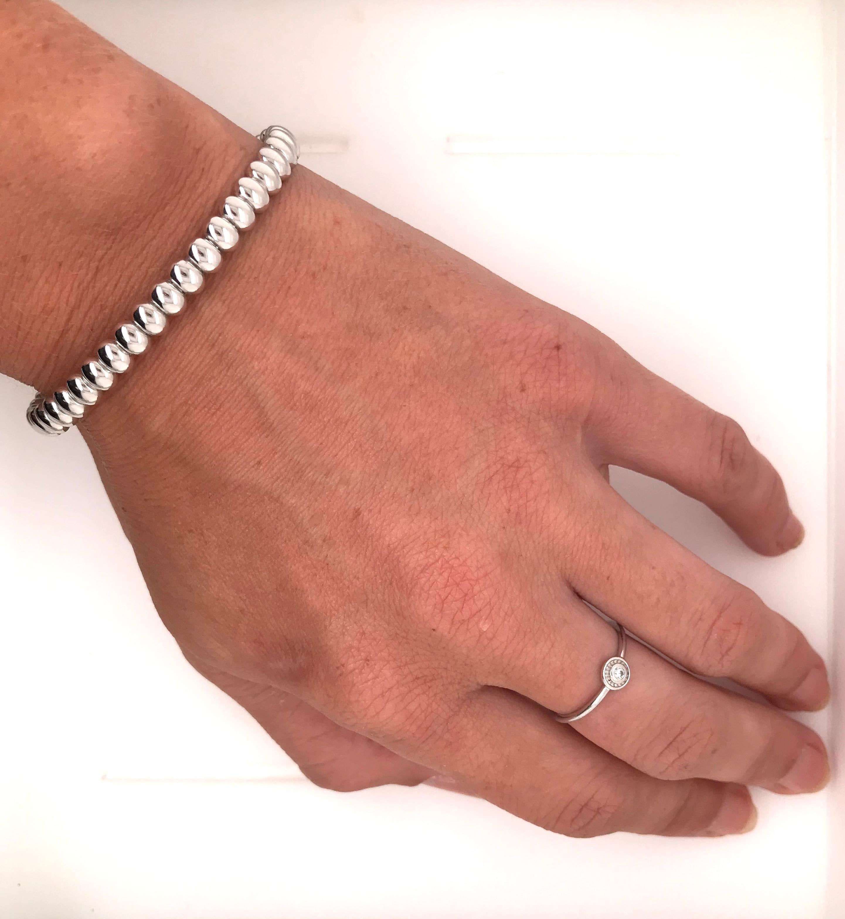 Bracelet souple en forme de Grain de Riz Or blanc 18 carats en vente 1