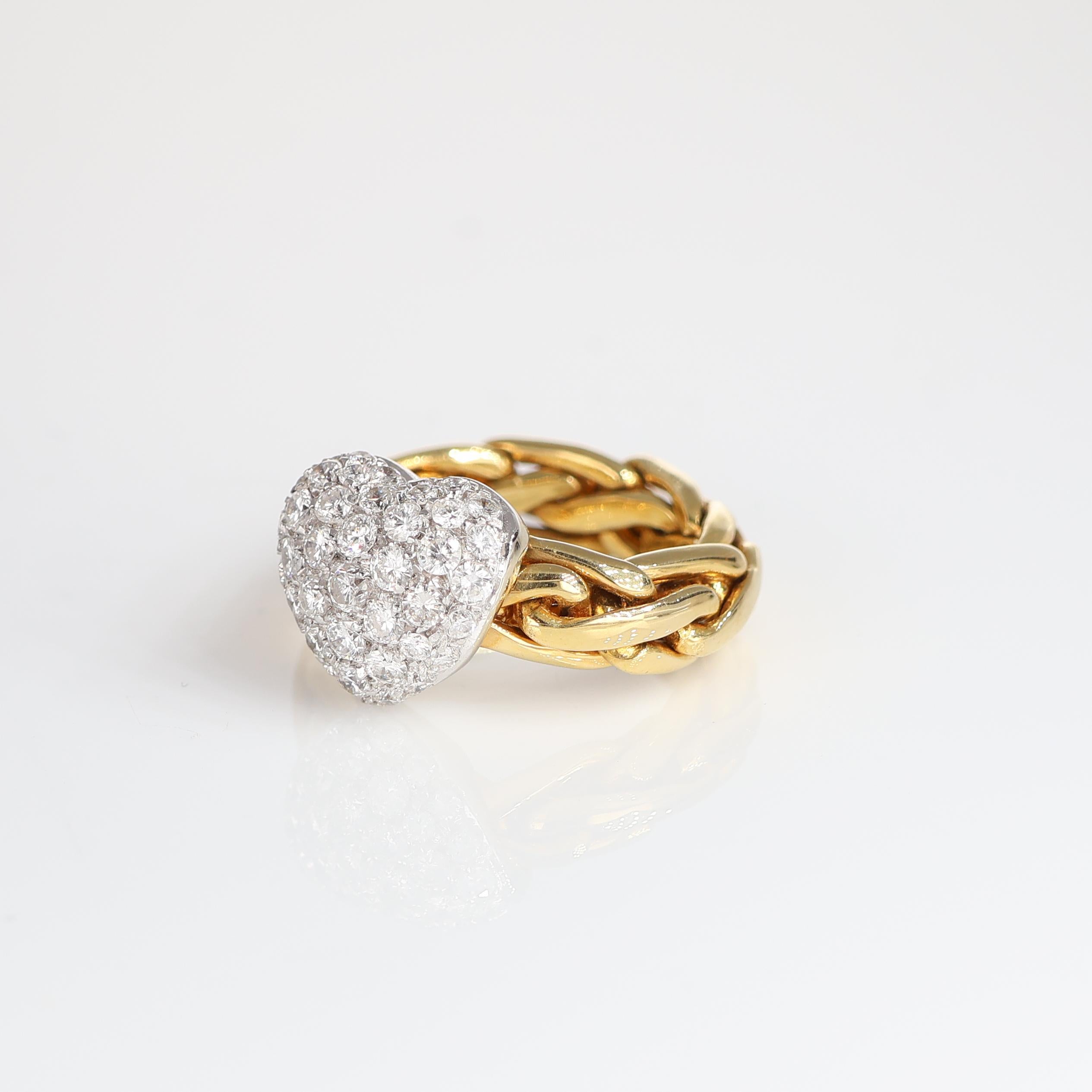 Brilliant Cut Flexible Chain Yellow Gold Vintage Ring with Pavé Diamond Heart 1.08 Carats For Sale