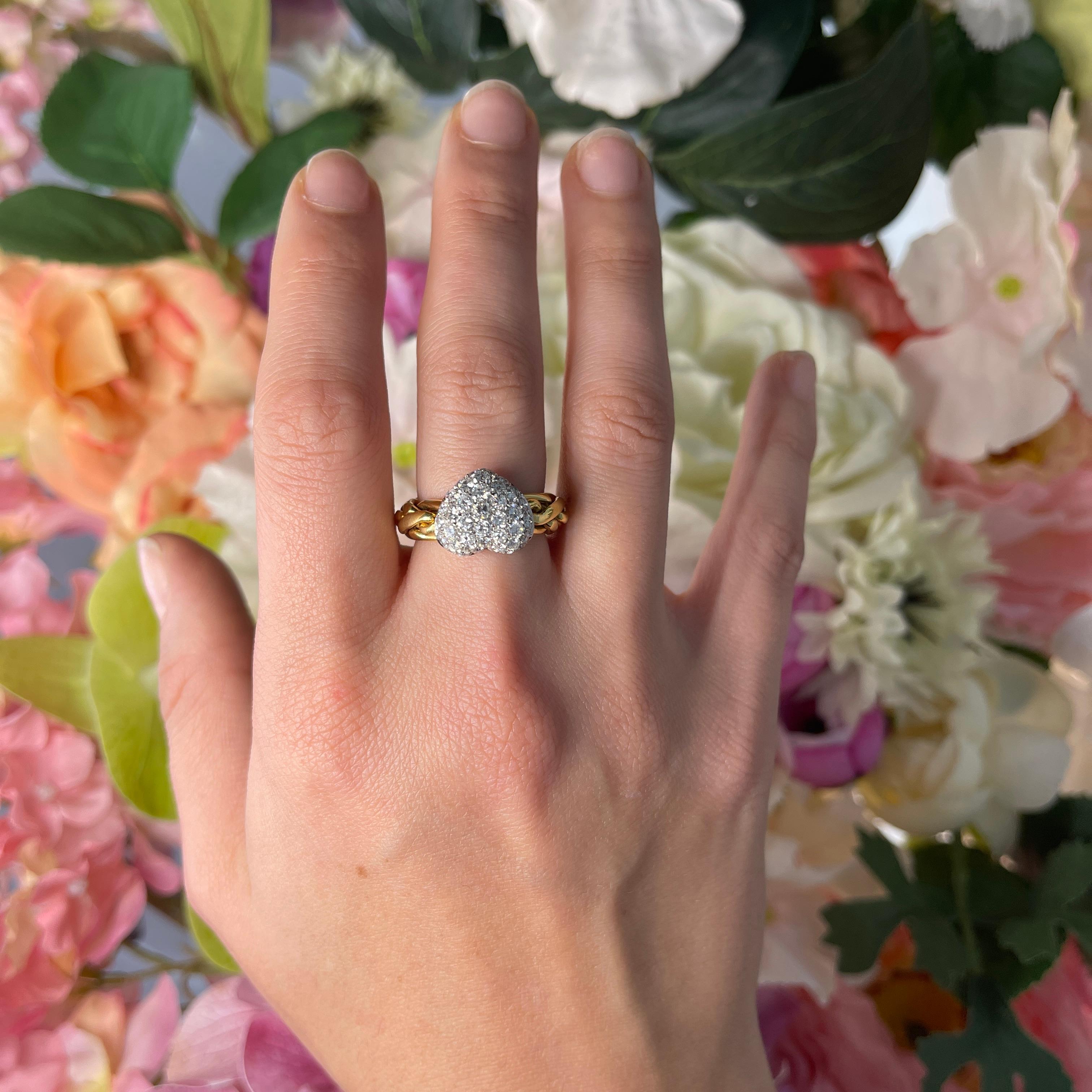 Women's or Men's Flexible Chain Yellow Gold Vintage Ring with Pavé Diamond Heart 1.08 Carats For Sale