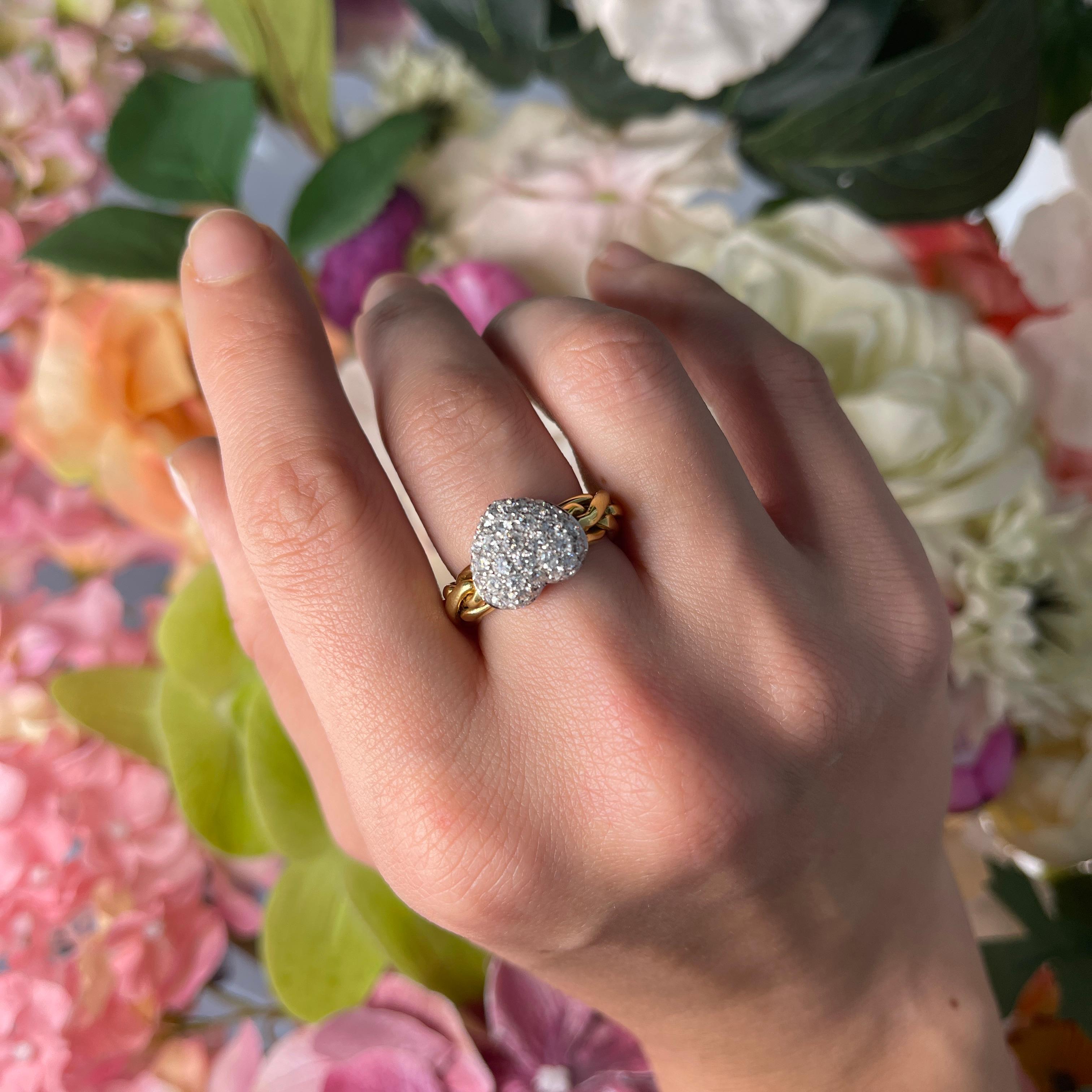 Flexible Chain Yellow Gold Vintage Ring with Pavé Diamond Heart 1.08 Carats For Sale 1