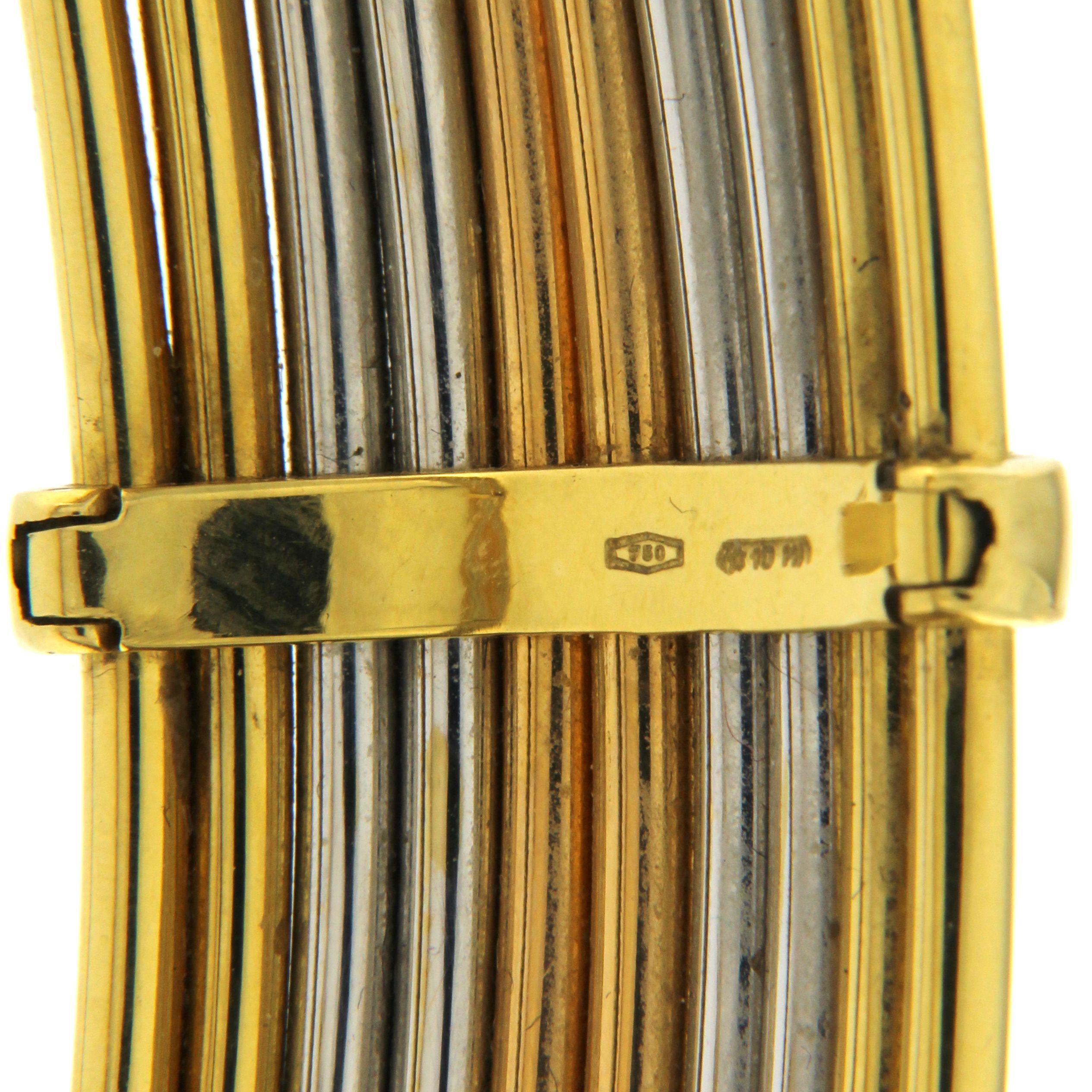Chocker flexible réalisé avec des pailles d'or dans les trois couleurs, reliées par de simples baguettes d'or jaune.  . Les rapports sont montés à sec pour permettre aux tiges de circuler à l'intérieur afin de rendre le chocker flexible et