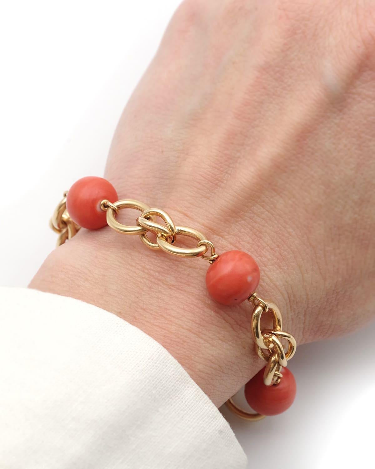 Flexibles Korallenperlen-Vintage-Armband aus 18k Gold in 18k Gold, doppeltes ovales Glieder (Moderne) im Angebot