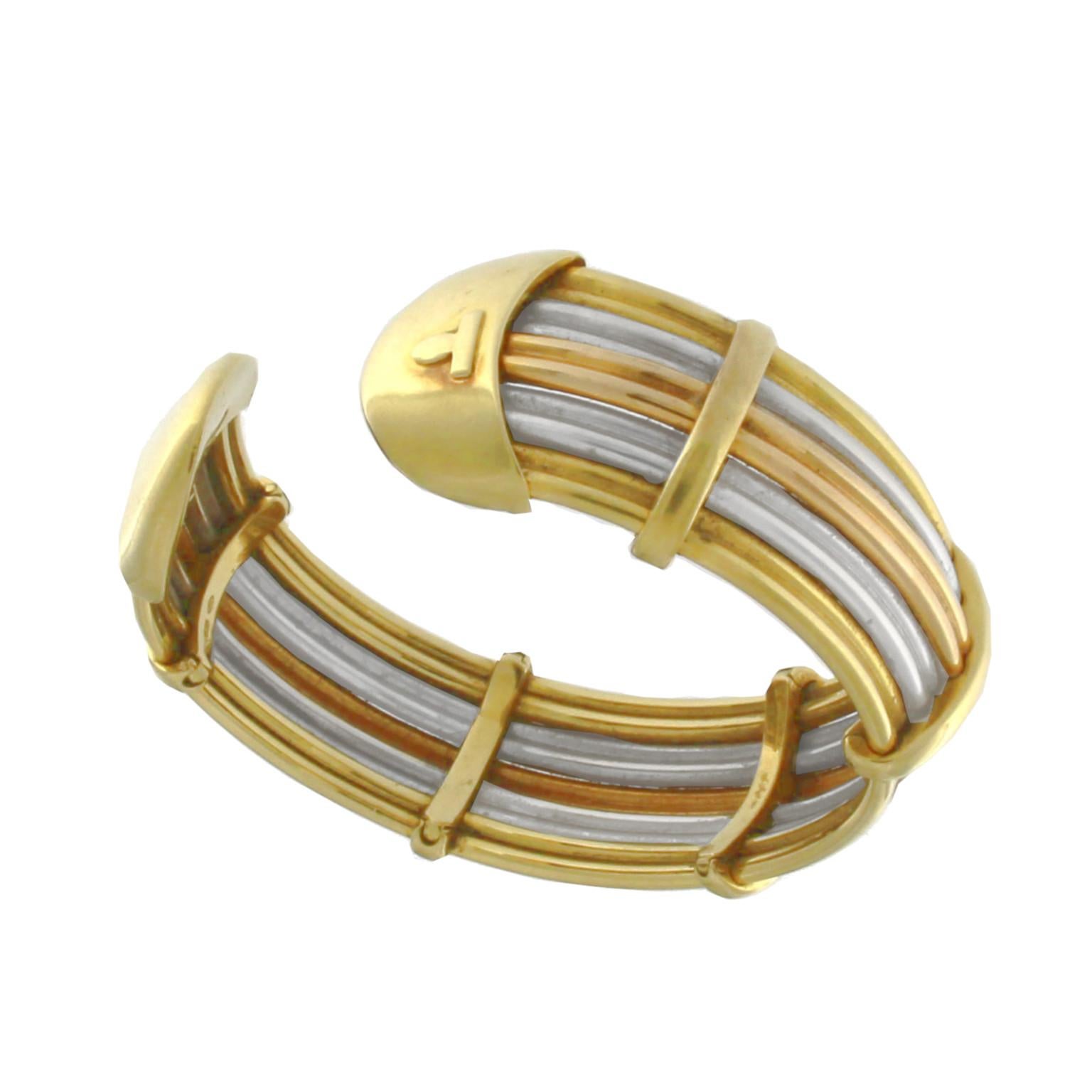 Flexible cuff bracelet made with straws of gold in the three colors, joined by simple yellow gold bounding sticks .
The reports are dry-mounted to allow the rods to flow inside so as to make the bracelet flexible and wearable.
The total weight of