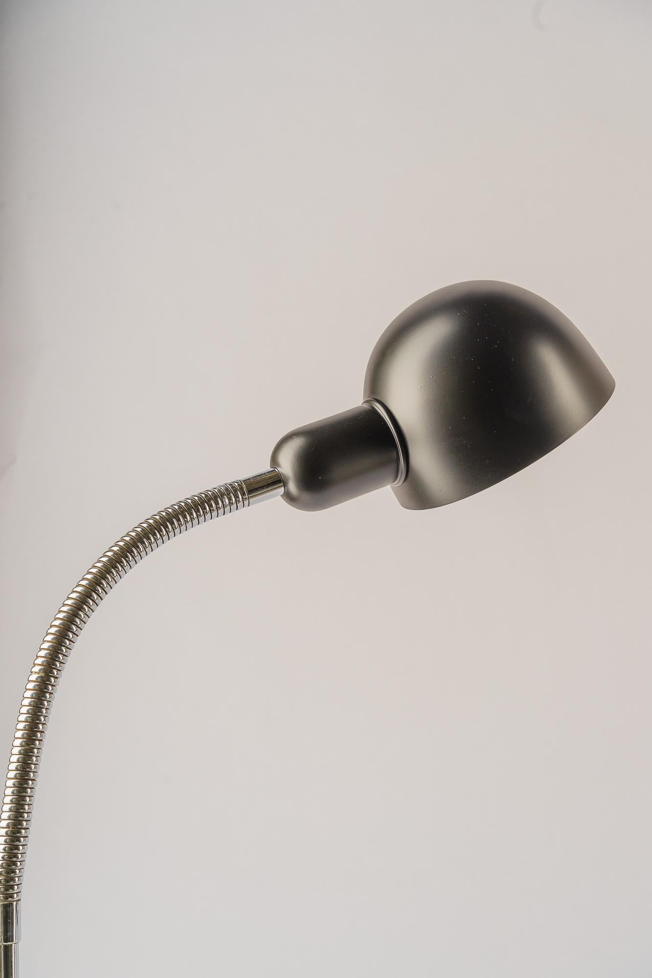 Flexible Desk Clamp Lamp 1950s
Metal ( chrome ) is Original condition
Aluminium is black lacquered