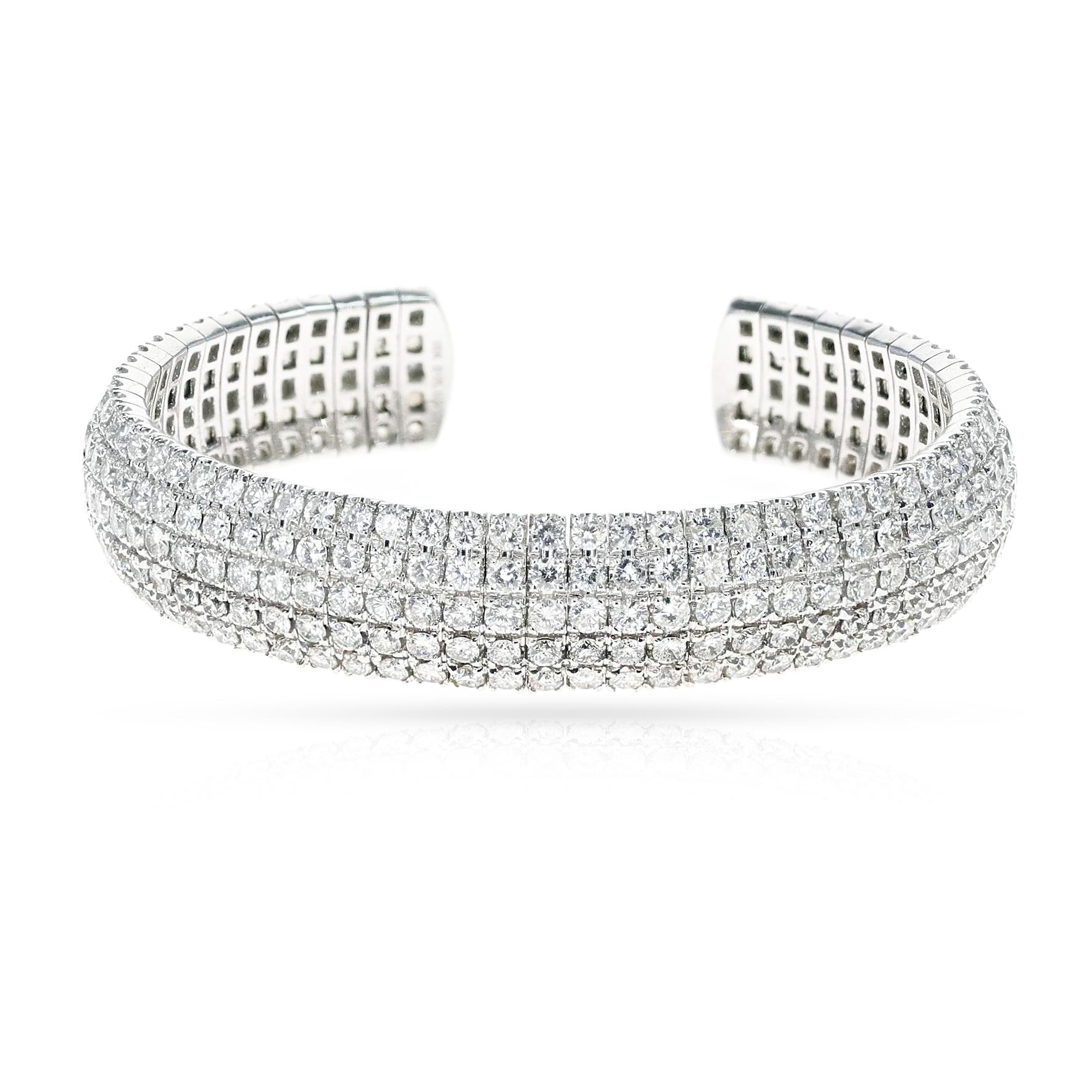 A flexible diamond bangle made with 15 carats of diamonds with G-H Color and Clarity VS/SI made in 18k White Gold. The total weight is 49.60 grams



SKU 1241- RIJTAJM