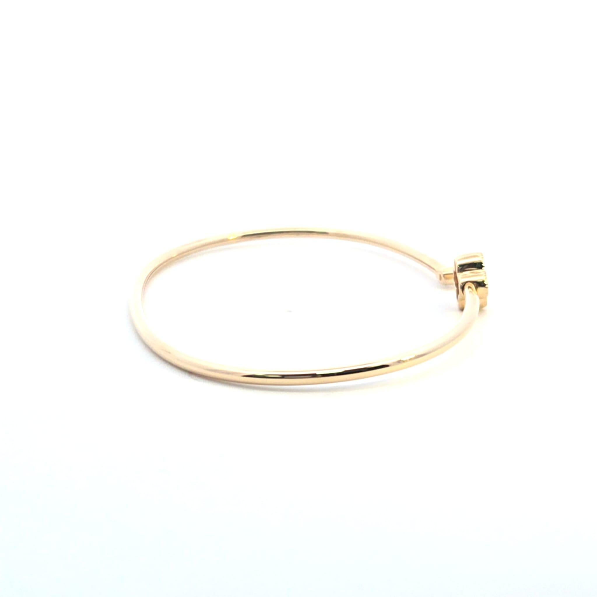 Erhöhen Sie Ihre Eleganz mit unserem flexiblen Diamantarmreif aus Gelbgold, einer anmutigen Mischung aus Charme und Komfort. Diese offene Manschette aus strahlendem Gelbgold schmiegt sich sanft um das Handgelenk und ist an jeder Spitze mit