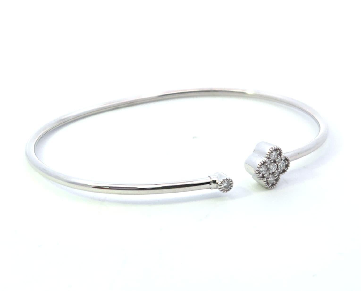 Erhöhen Sie Ihre Eleganz mit unserem flexiblen Diamantarmreif aus Weißgold, einer anmutigen Mischung aus Charme und Komfort. Diese offene Manschette aus strahlendem Weißgold schmiegt sich sanft um das Handgelenk und ist an jeder Spitze mit