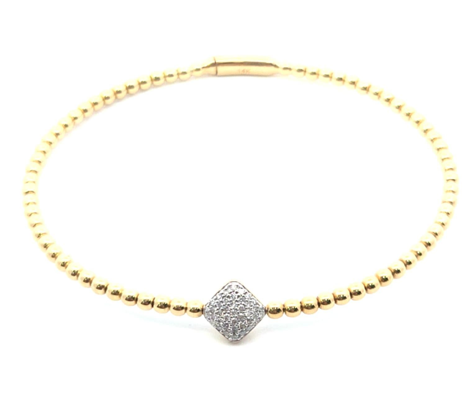 Elegant und doch mühelos ist dieses flexible Armband aus 14 Karat Gelbgold mit einem Strang aus polierten Goldperlen, die sich ganz natürlich um das Handgelenk legen. In der Mitte sorgt ein mit Diamanten akzentuiertes Kissenmotiv für einen