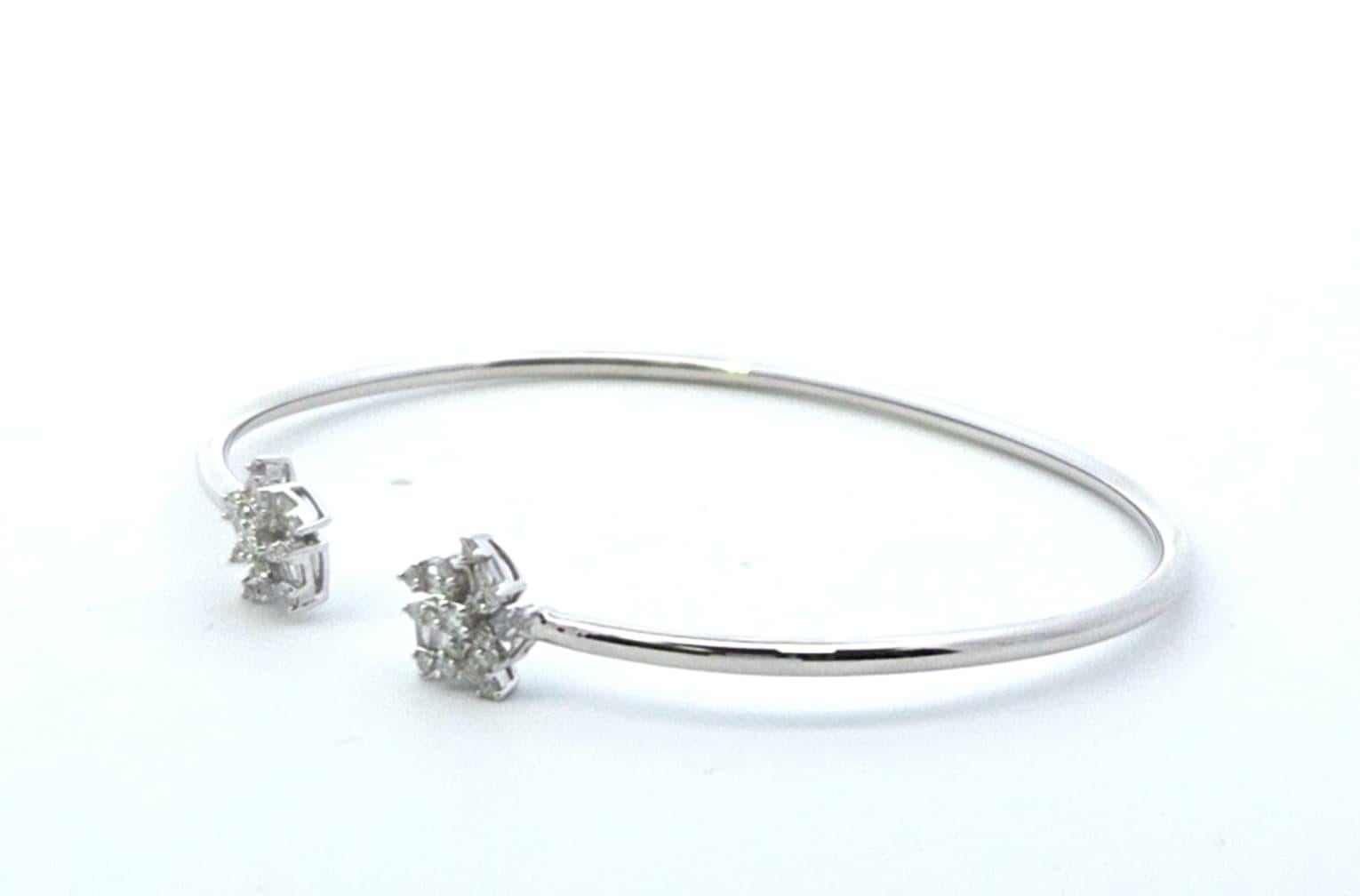 Dieser biegsame Diamantarmreif aus 14 Karat Weißgold verbindet Eleganz mit Komfort und ist für das mühelose Tragen im Alltag konzipiert. Mit Reihen von Brillanten besetzt, schimmert das Armband bei jeder Bewegung, während seine subtile, flexible