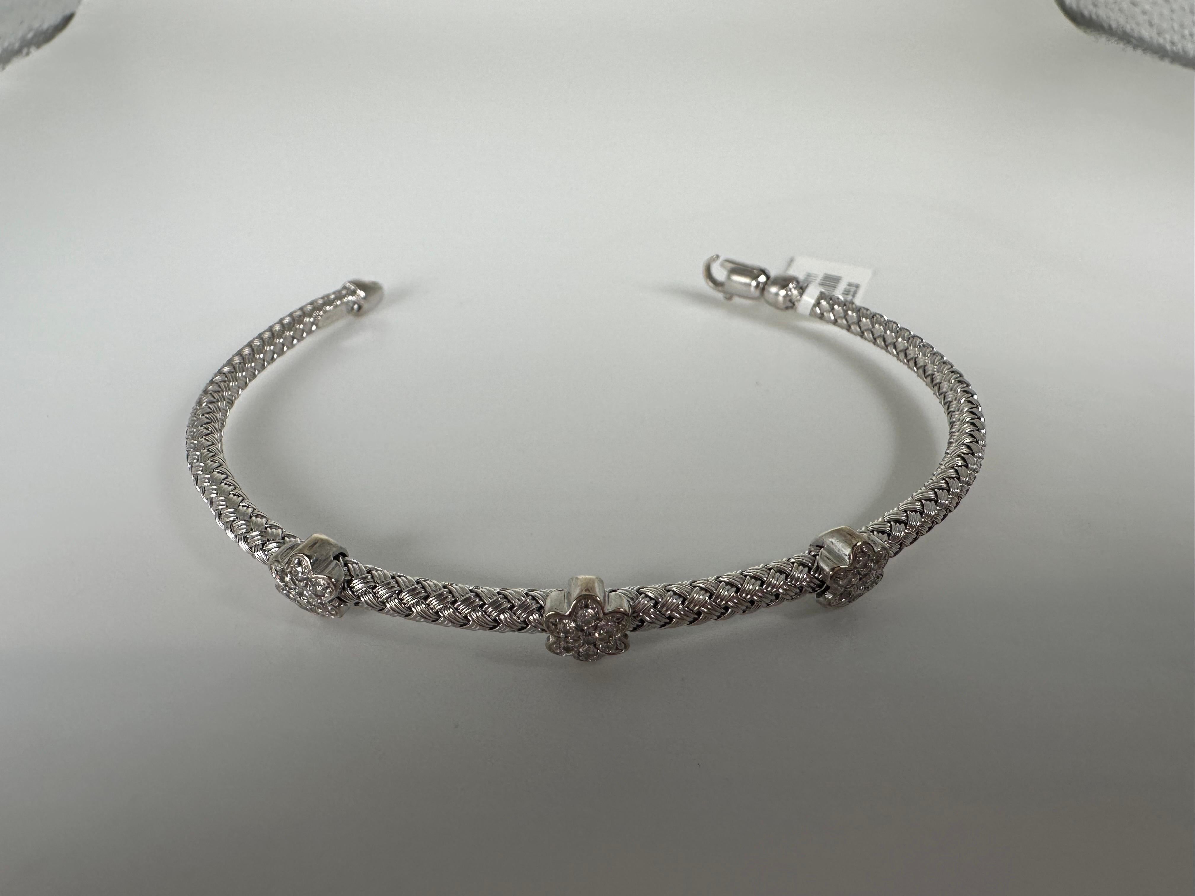 Flexible diamond bracelet 14KT gold floral bracelet In New Condition For Sale In Jupiter, FL