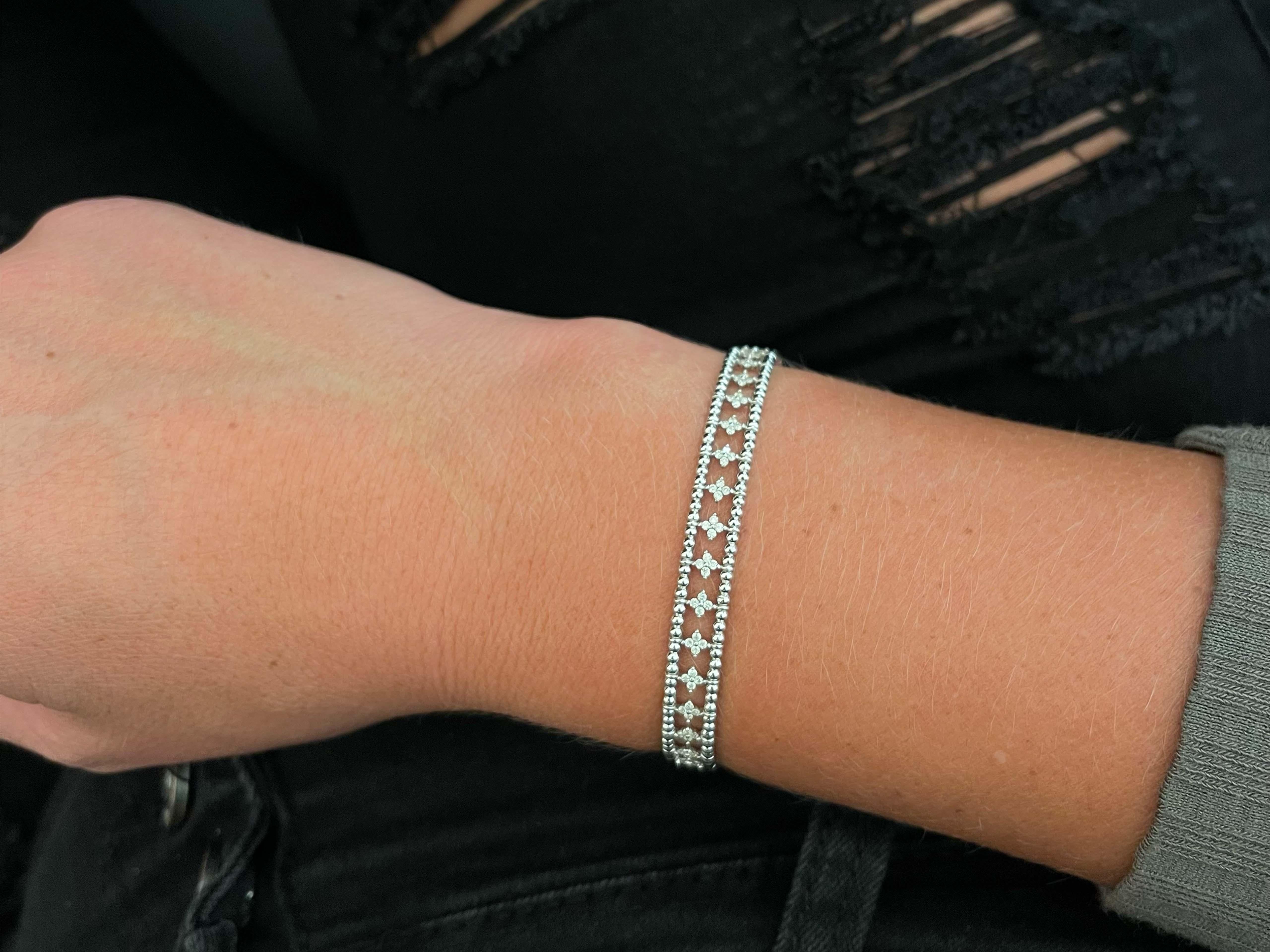 Ce magnifique bracelet flexible présente de nombreux diamants en forme de fleurs pesant au total ~0,70 carats. Les diamants sont de couleur G-H et de pureté VS. Le bracelet est équipé d'un fermoir à glissière. Le diamètre intérieur mesure 57 mm par