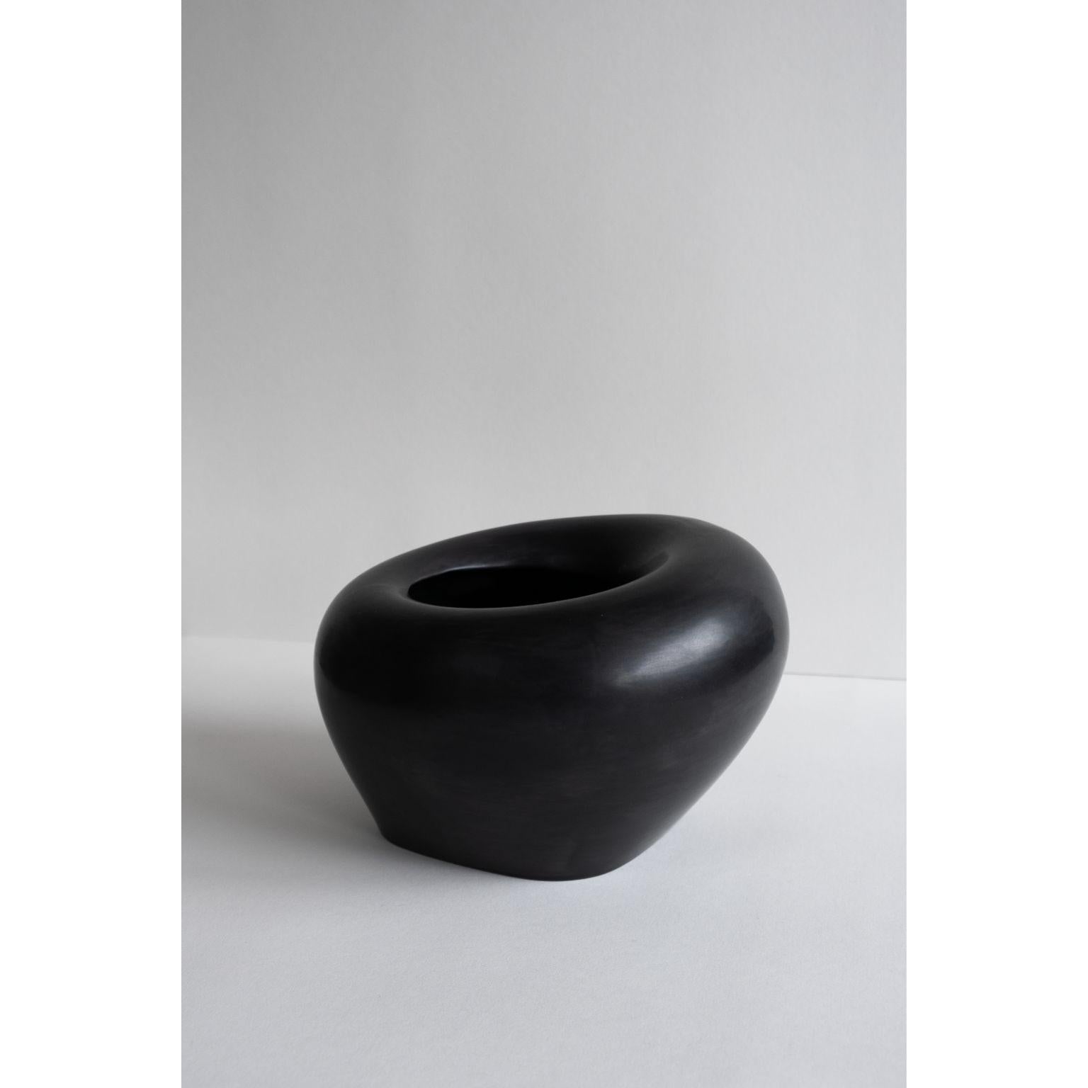 Flexible geformte Vase 3 von Rino Claessens
Abmessungen: T 26 x B 26 x H 16,5 cm.
MATERIALIEN: Glasierte Keramik.
Ausführung: Satinierte schwarze Glanzglasur.
Gewicht: 1.7 kg.

Handgefertigt in Eindhoven, Niederlande. Dieses Produkt ist