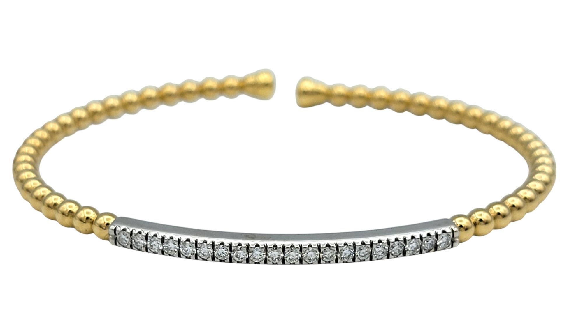 Ce bracelet manchette exquis et étroit est une véritable incarnation de l'élégance discrète. Réalisé en or jaune 18 carats, le bracelet présente un design unique en forme de bulle qui ajoute de la texture et de la dimension à sa forme délicate. Les