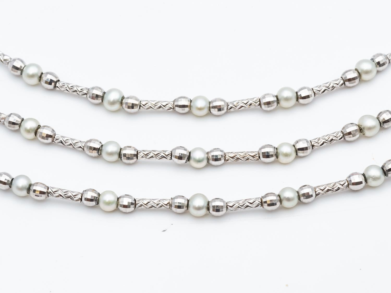 Magnificent 3-row necklace in 18-carat white gold with fine pearls, an exceptional piece of jewelry that perfectly embodies elegance and sophistication. Designed according to 1st Dibs benchmark criteria, this necklace will captivate all eyes with