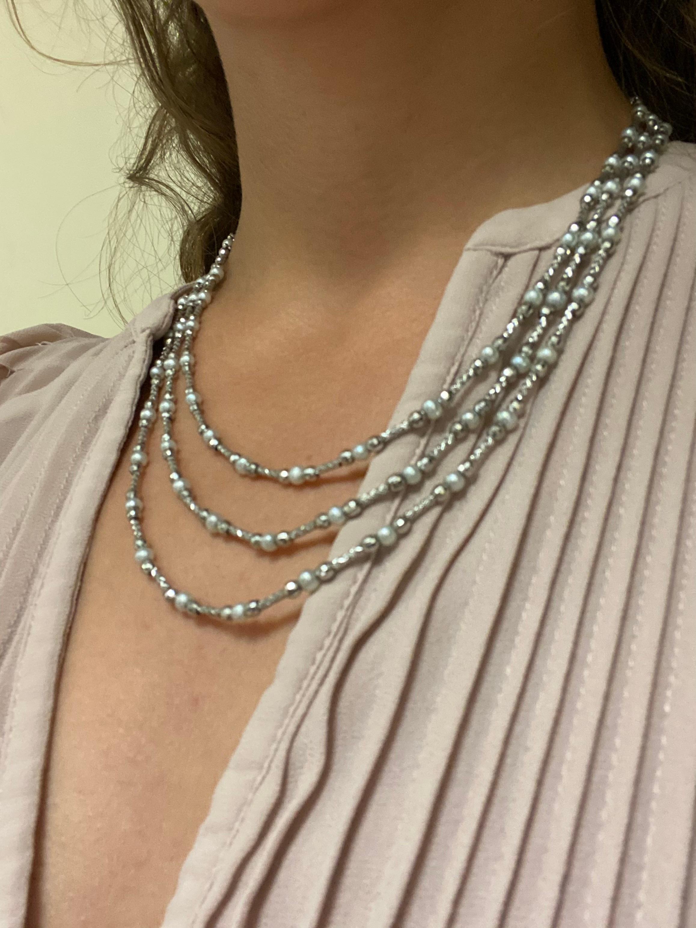 Collana flessibile a 3 file di perle fini in oro bianco 18 carati in vendita 1