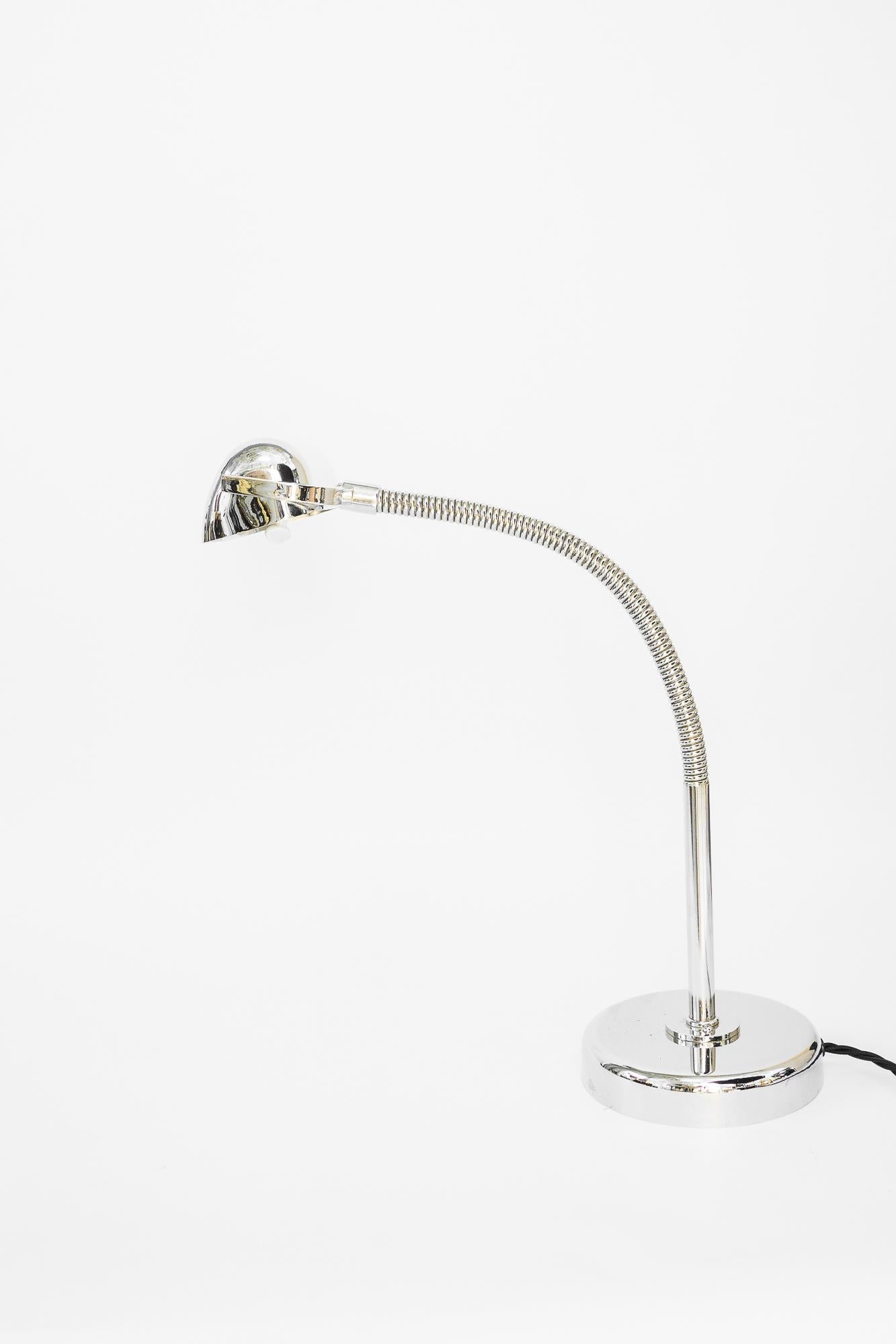 Austriaco Flessibile nichelato  lampada da tavolo art deco degli anni '20 in vendita