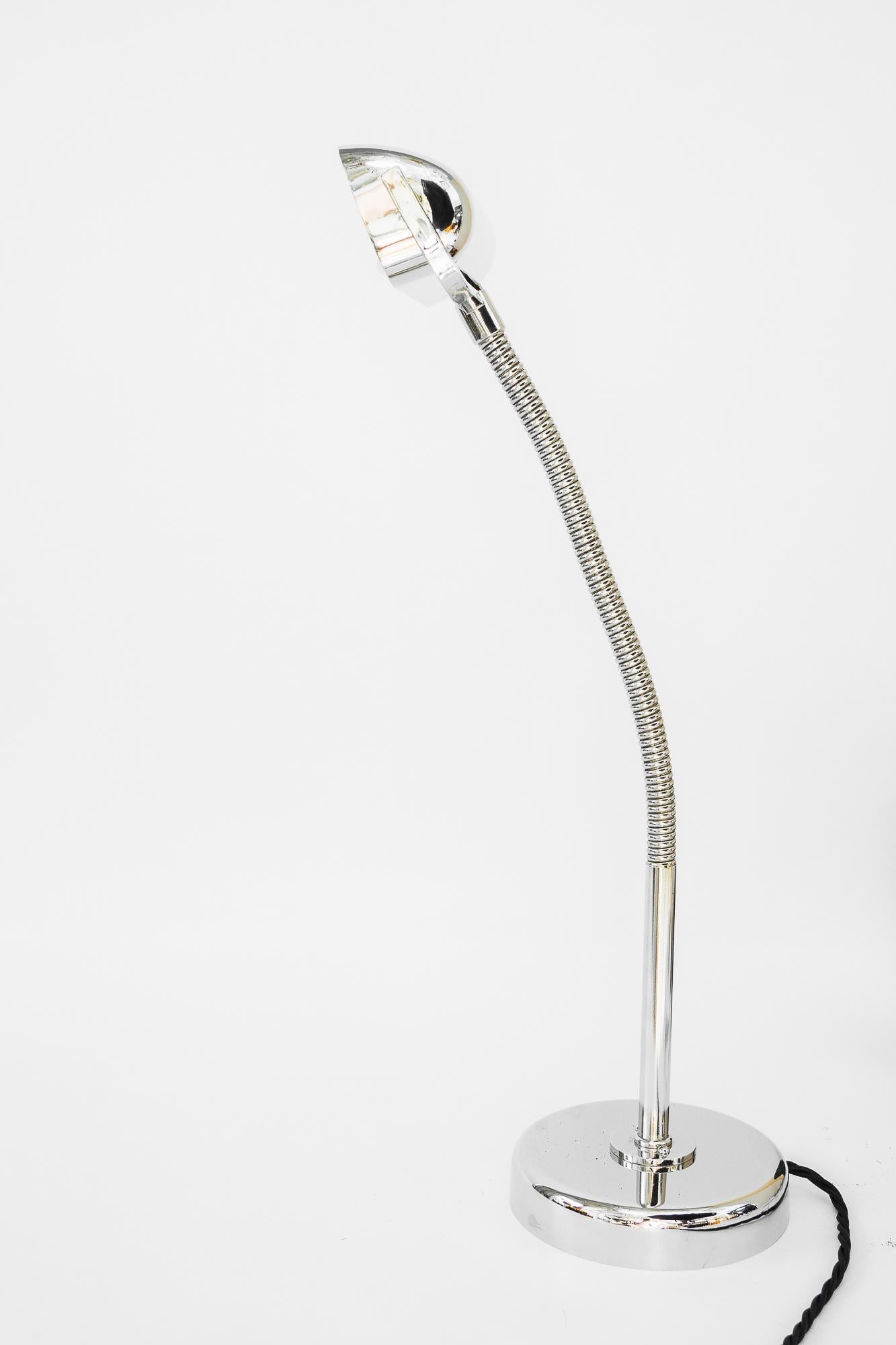 Inizio XX secolo Flessibile nichelato  lampada da tavolo art deco degli anni '20 in vendita