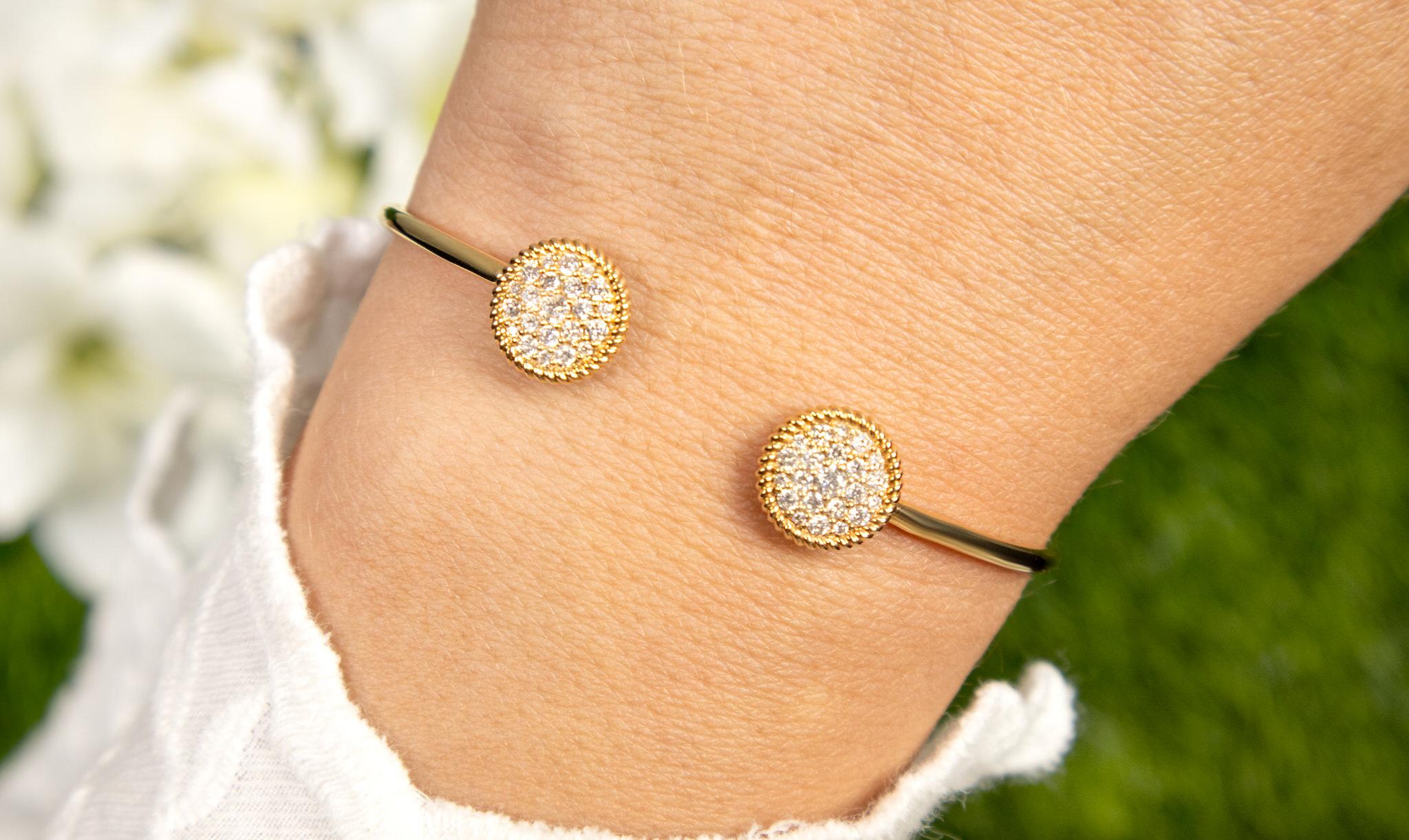 Il est accompagné d'une évaluation gemmologique par la GIA (GG/AJP).
Toutes les pierres précieuses sont naturelles
Diamants ronds = 0,50 carats
Métal : Or jaune 14K
Longueur : 6,5 pouces