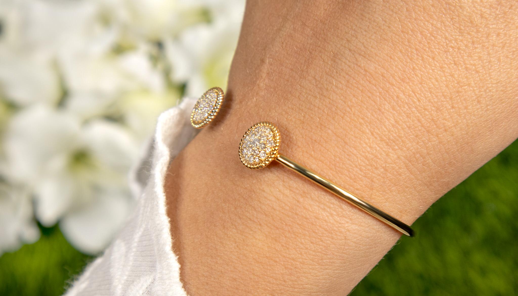 Taille ronde Bracelet flexible ouvert avec diamants en vente