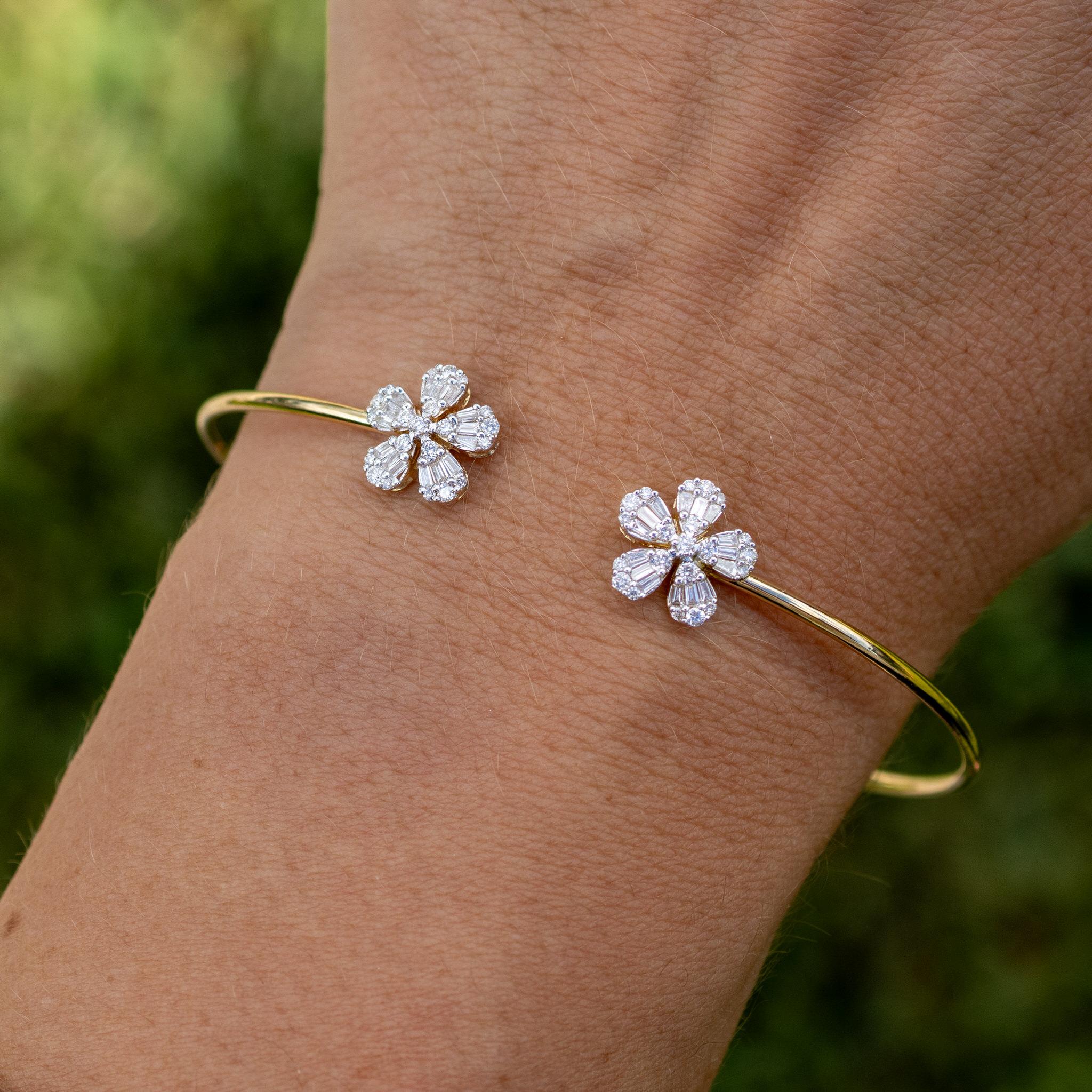 Flexibles Diamant-Blumen-Armband mit offener Manschette (Zeitgenössisch) im Angebot