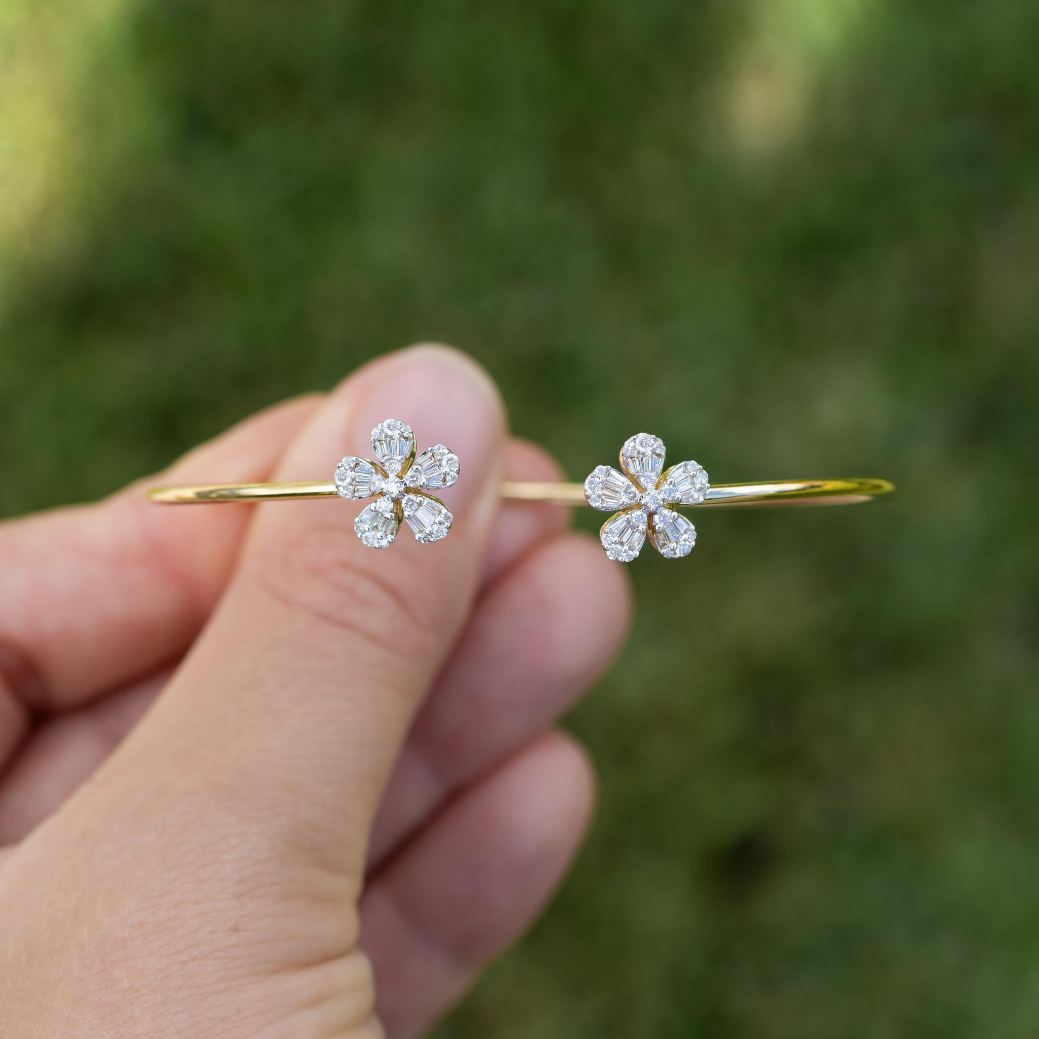 Flexibles Diamant-Blumen-Armband mit offener Manschette (Gemischter Schliff) im Angebot