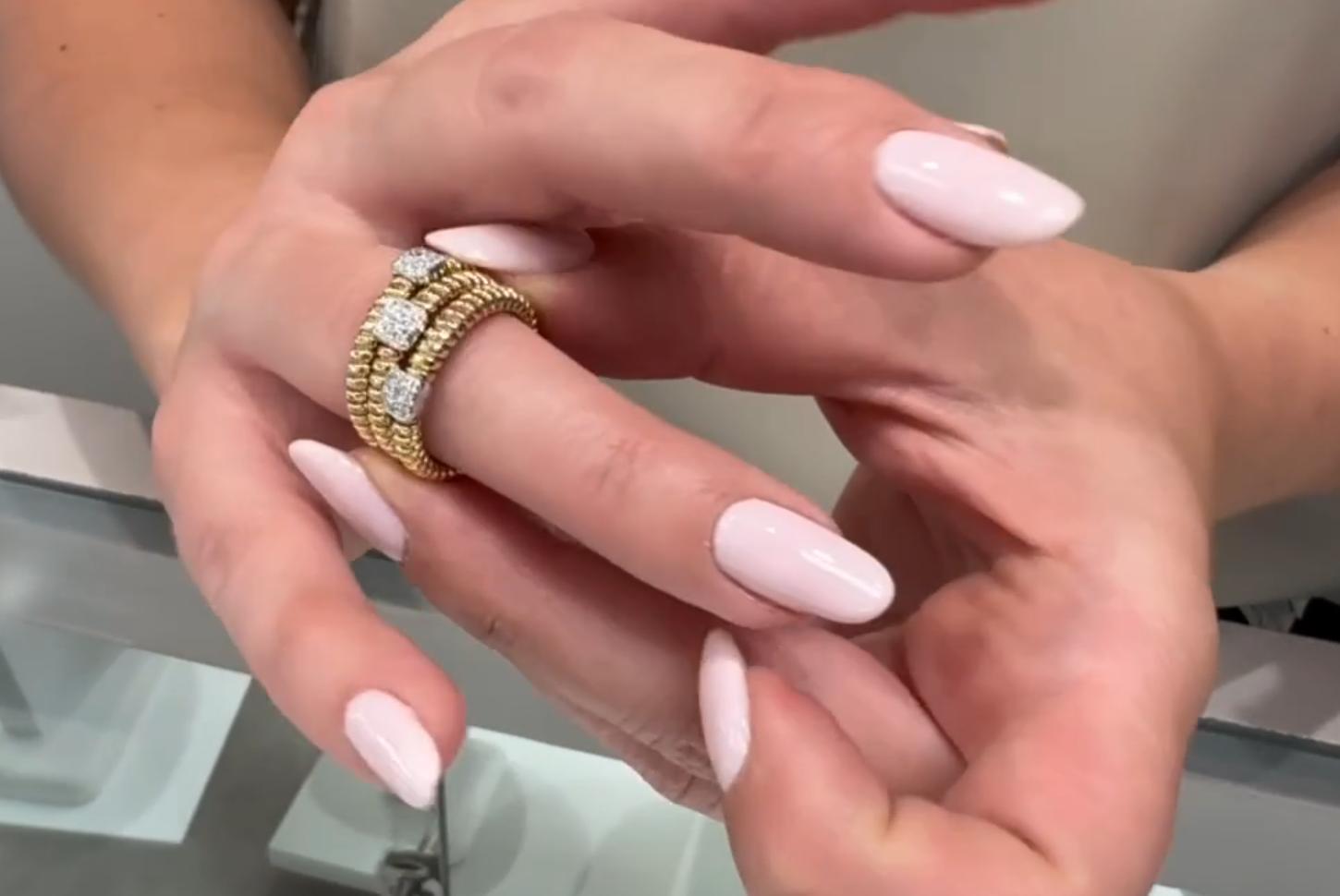 Flexibler Wickelring aus 18 Karat Gelbgold mit Diamanten im Angebot 1