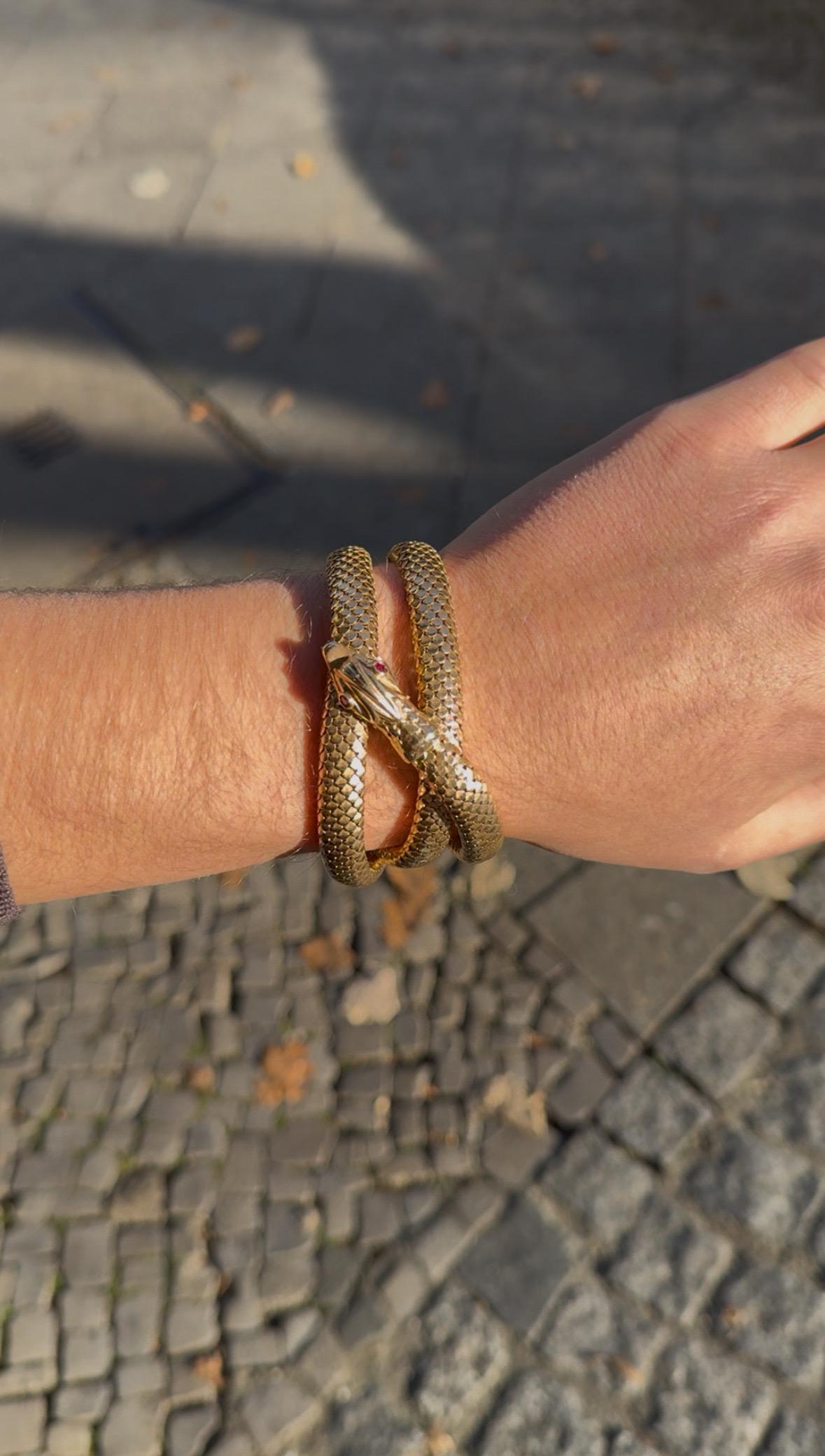 Gioiello in stile serpente splendidamente realizzato, indossabile sia come collana che come bracciale. La lavorazione è eccezionale e il pezzo è molto flessibile, il che gli conferisce un movimento unico ed elegante.

Lunghezza: 55 cm
Peso: 66