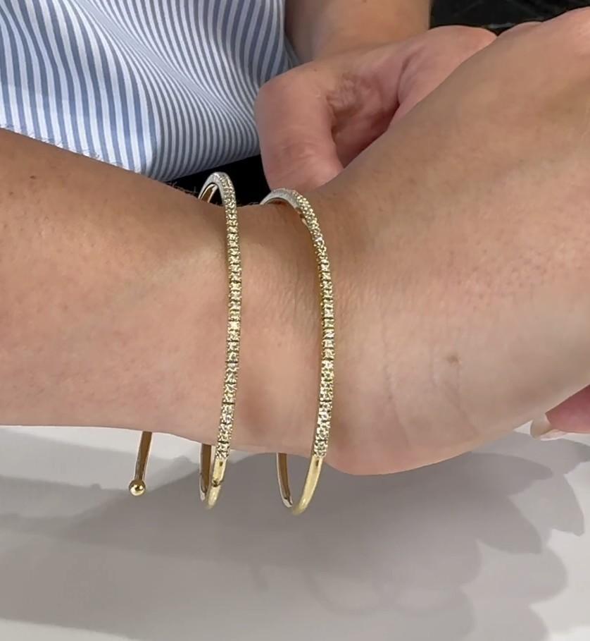 Pulsera brazalete semielástica de oro amarillo de 18 quilates con diamantes redondos talla brillante de 0,80 quilates en total: Color F/G, Claridad VS2/SI1.