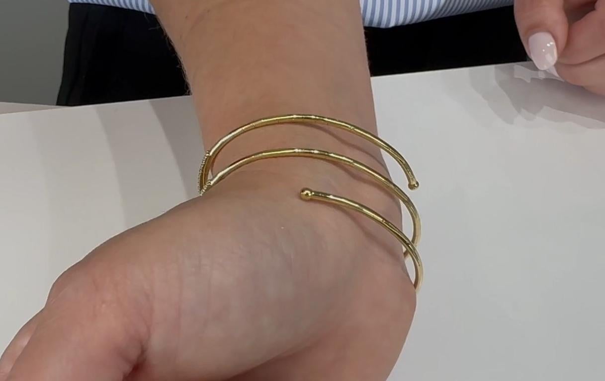 Pulsera de diamantes en espiral flexible de oro amarillo de 18 quilates Corte redondo en venta