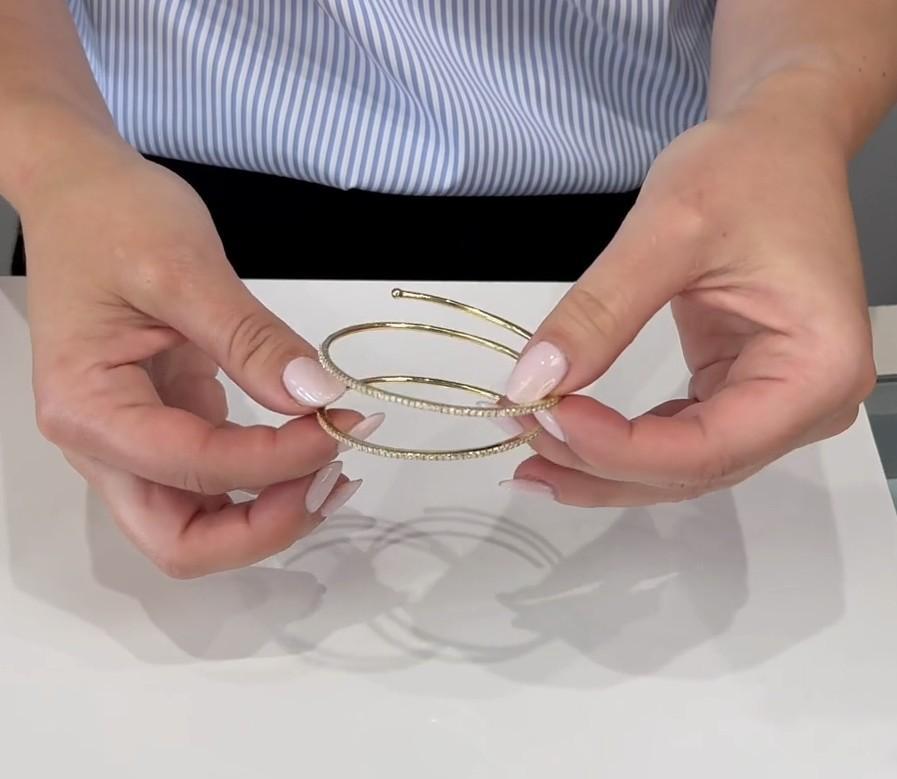 Pulsera de diamantes en espiral flexible de oro amarillo de 18 quilates en venta 2