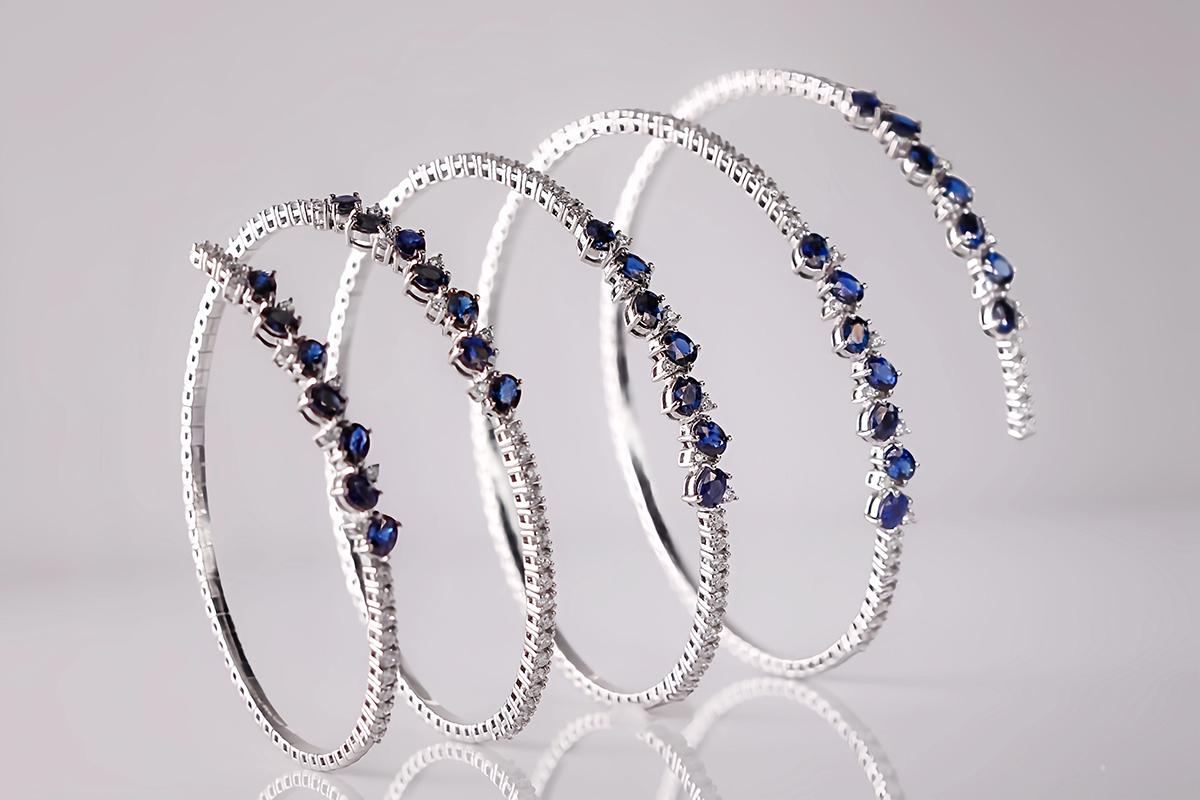 Free-spirited and minimalist aesthetics harmoniously blend in the flexible 18kt white gold bracelet with white Diamonds and blue Sapphires. This striking piece of jewellery embodies the essence of modern elegance, with a touch of movement and
