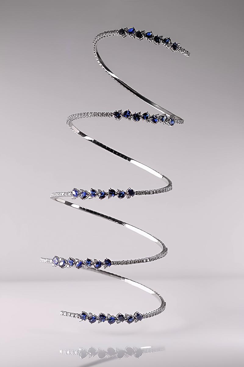 Contemporary Flexible White Gold Bracelet with White Diamonds and Blue Sapphires For Sale
