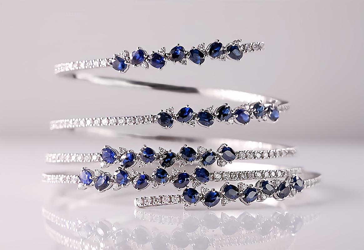 Oval Cut Flexible White Gold Bracelet with White Diamonds and Blue Sapphires For Sale