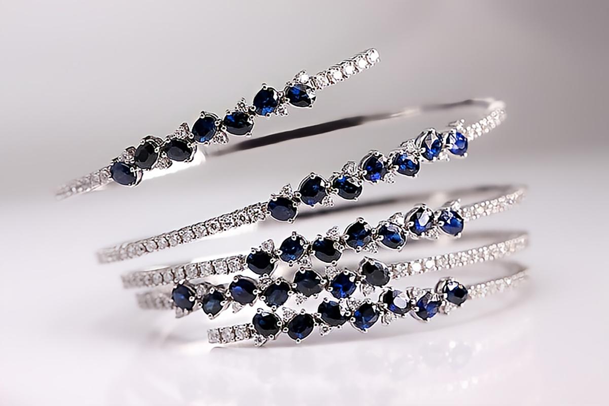 Flexible White Gold Bracelet with White Diamonds and Blue Sapphires In New Condition For Sale In Lugano, CH