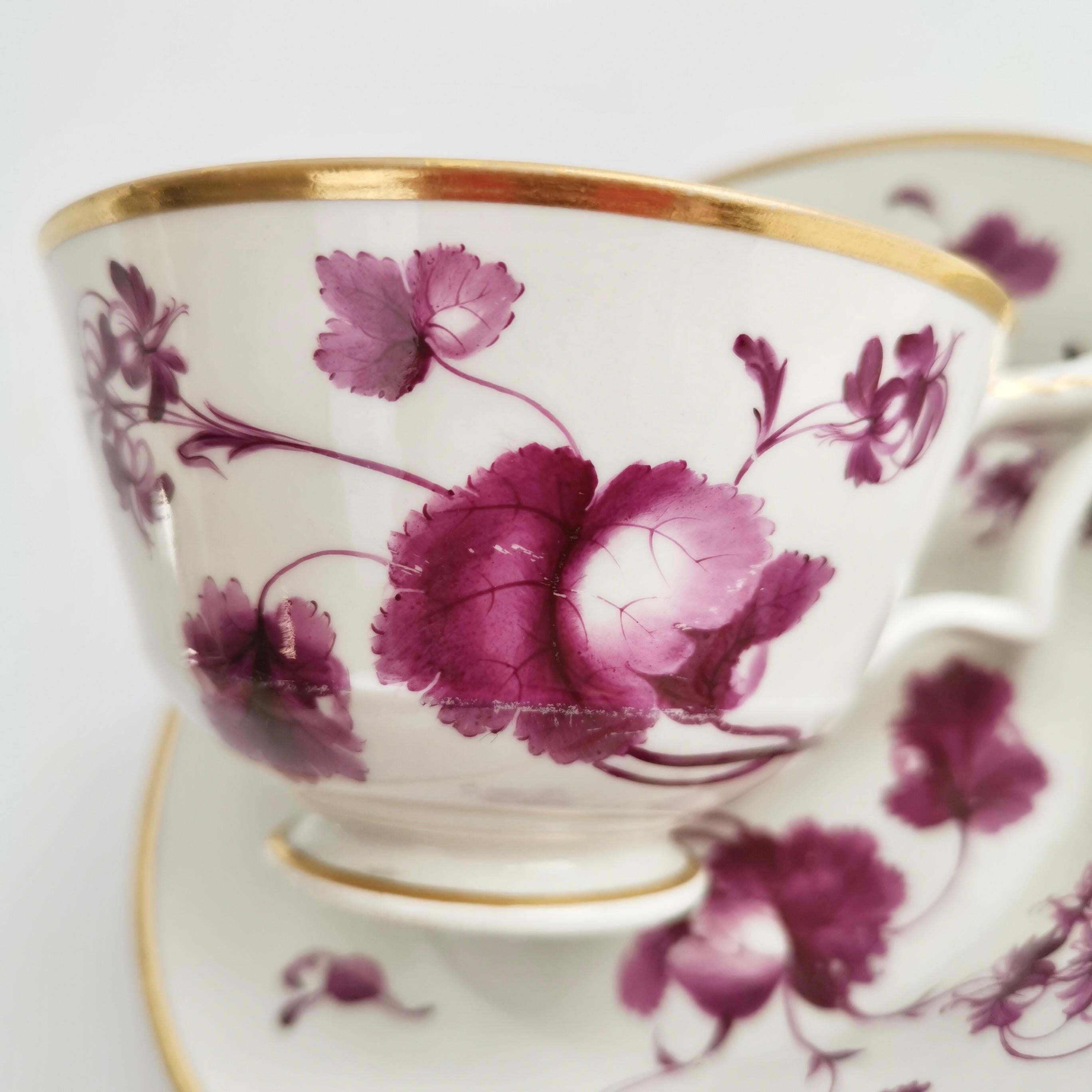 Flight Barr and Barr Teacup, White with Puce Flowers, Regency ca 1815 In Good Condition In London, GB