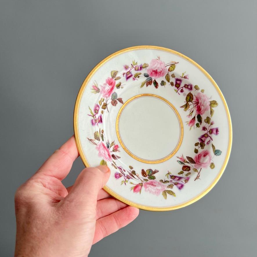 Se trata de un hermoso cuenco de bayas fabricado por Flight Barr & Barr probablemente en el año 1813. El plato está decorado con un hermoso borde continuo de rosas y cardos pintados a mano por el famoso pintor William Billingsley.

Es posible que el