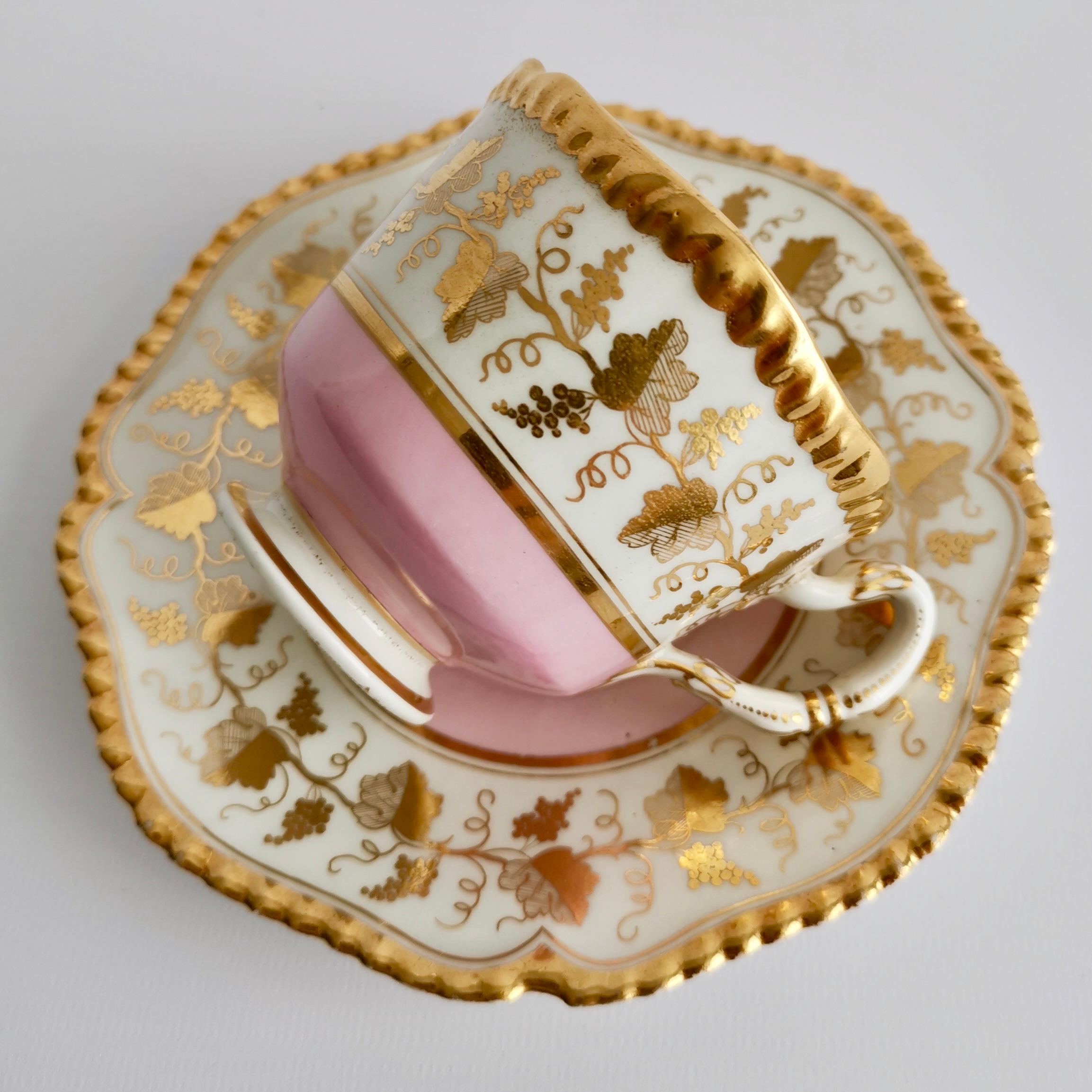 Flight Barr & Barr Teacup Trio, Pink with Gilt Vines, 1815-1820 In Good Condition In London, GB